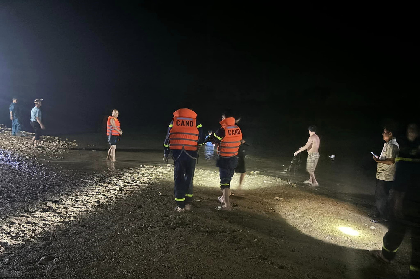 Lực lượng chức năng tìm kiếm nữ sinh đuối nước Lực lượng chức năng tìm kiếm nữ sinh đuối nước