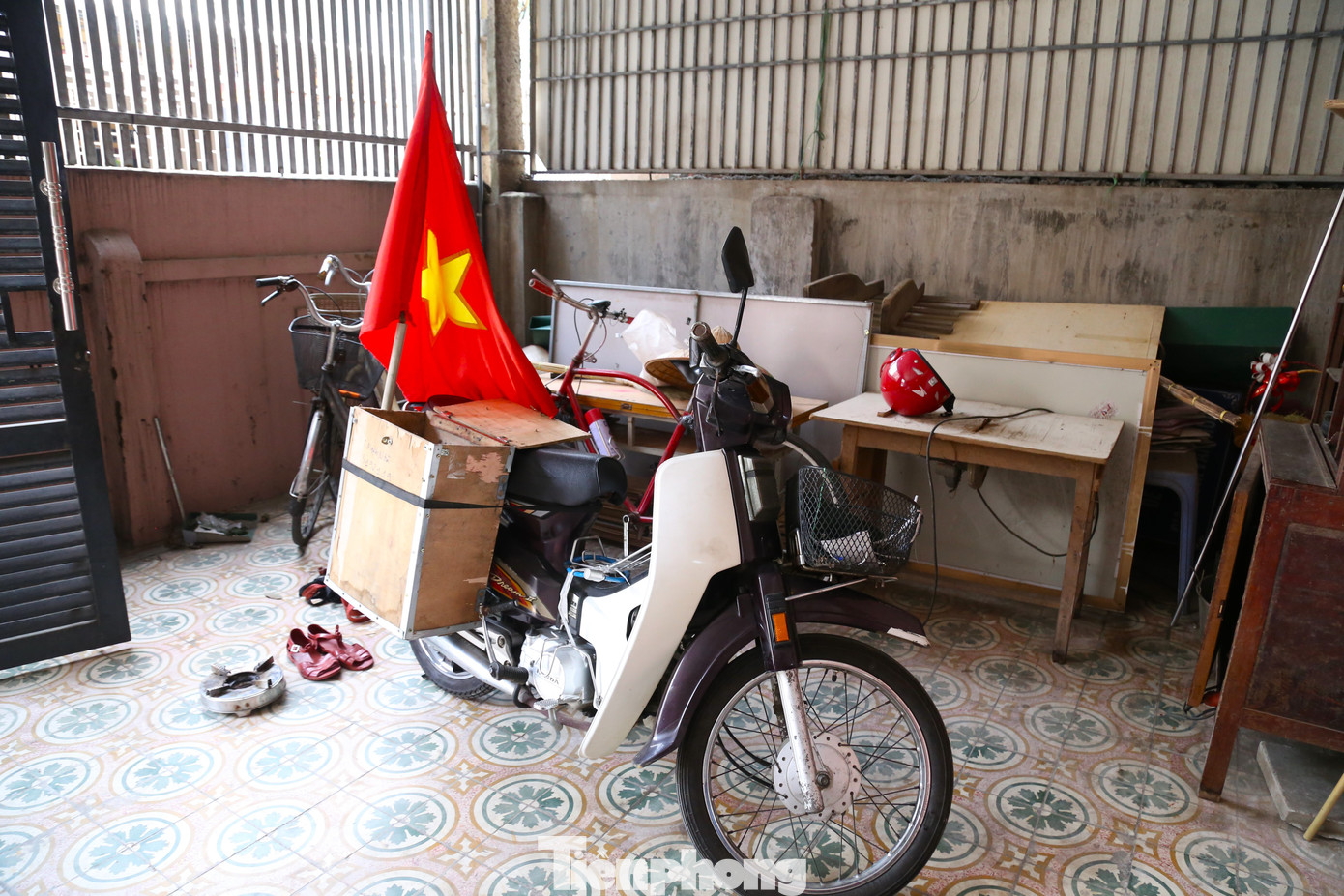 Chiếc xe máy cùng lá cờ Tổ quốc là bạn đồng hành của ông Thanh.