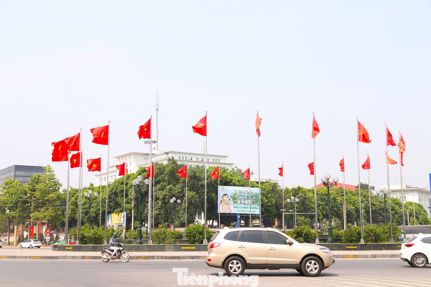 Tại vòng xuyến Hải Quan, những cột cờ Đảng, cờ Tổ Quốc đỏ thắm được dựng lên tung bay phấp phới trong gió.