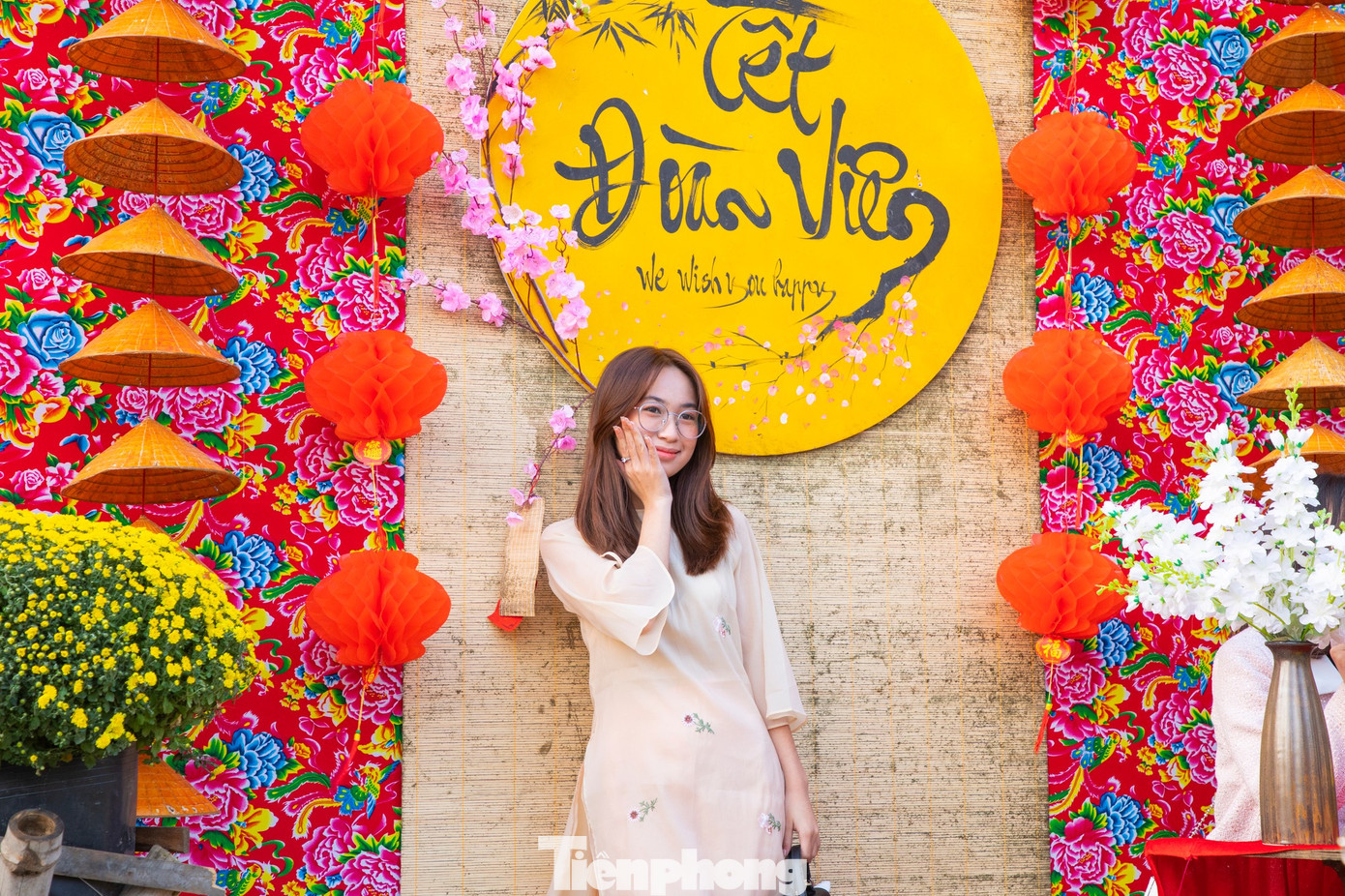 Thiếu nữ xúng xính trong tà áo dài truyền thống hay áo dài cách tân khoe vẻ đẹp nền nã, dịu dàng trong ngày đầu xuân năm mới.