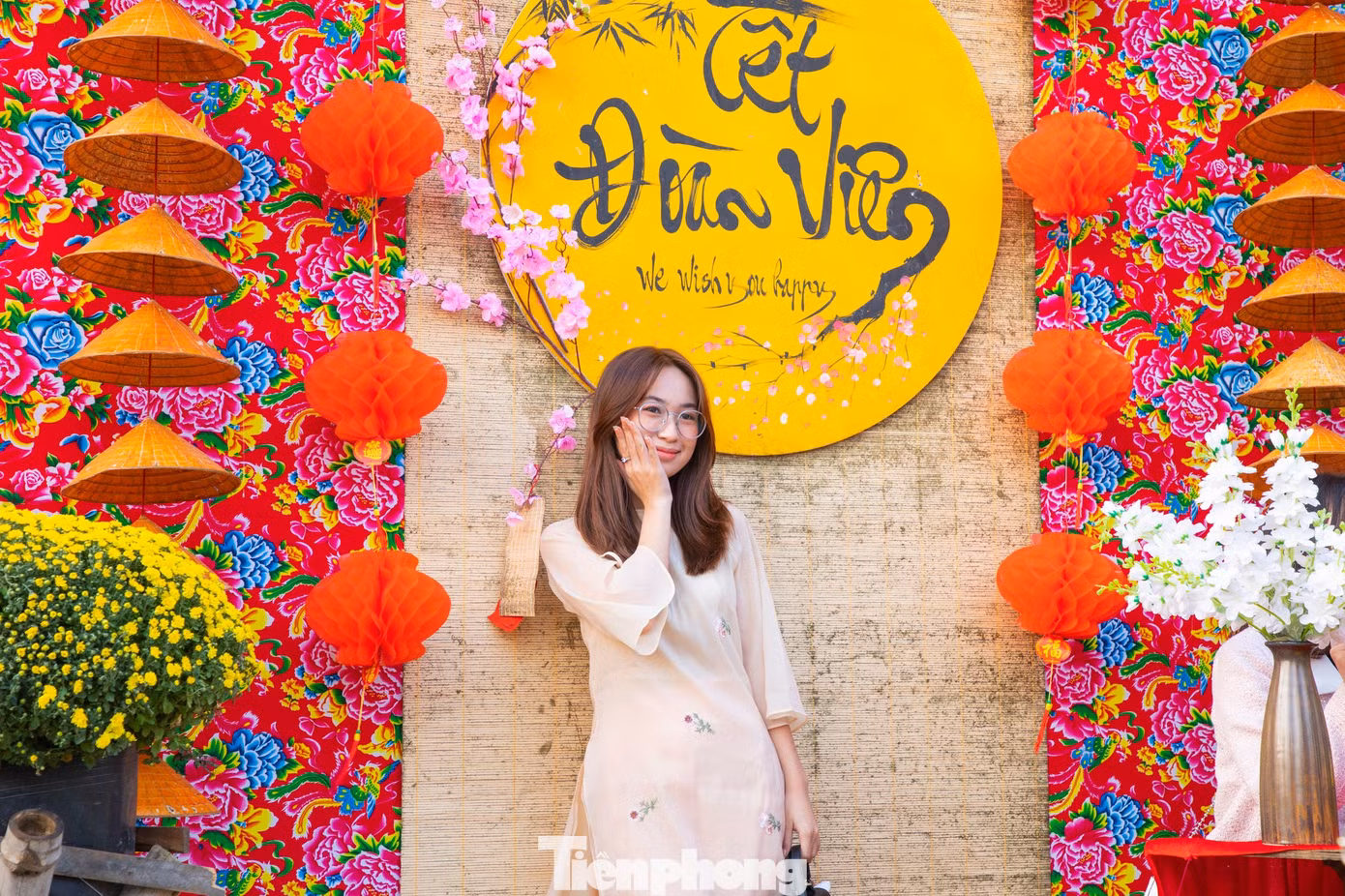 Thiếu nữ xúng xính trong tà áo dài truyền thống hay áo dài cách tân khoe vẻ đẹp nền nã, dịu dàng trong ngày đầu xuân năm mới.