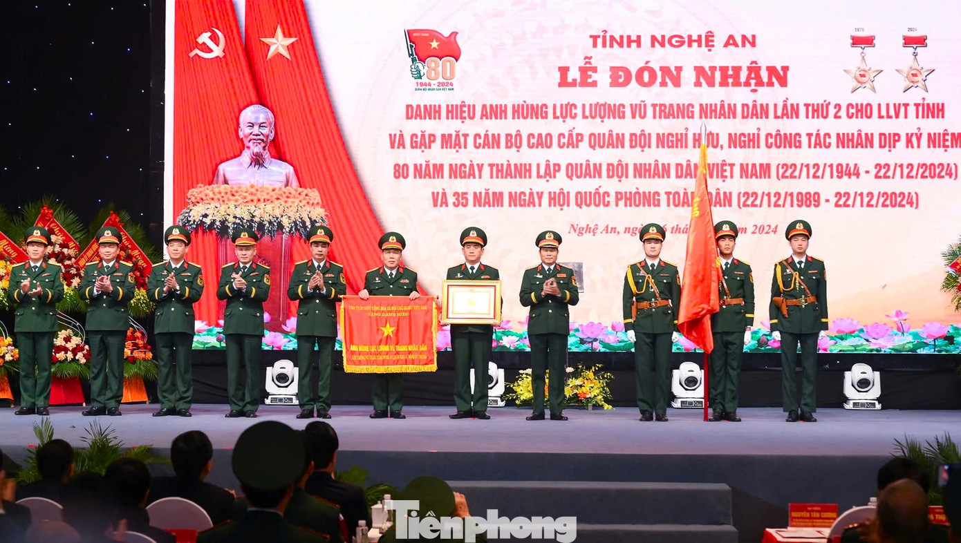 Đại tướng Nguyễn Tân Cương - Ủy viên Ban Chấp hành Trung ương Đảng, Ủy viên Thường vụ Quân ủy Trung ương, Tổng Tham mưu trưởng QĐND Việt Nam, Thứ trưởng Bộ Quốc phòng trao danh hiệu Anh hùng Lực lượng vũ trang nhân dân mà Đảng, Nhà nước phong tặng Lực lượng vũ trang tỉnh Nghệ An.