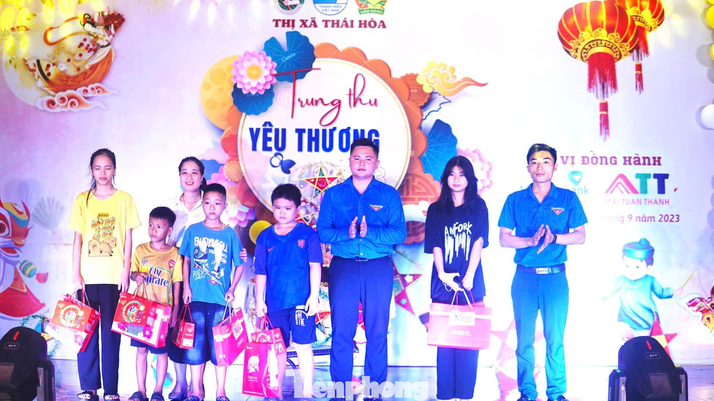 Dịp này, Thị đoàn Thái Hòa đã trao tặng hơn 300 phần quà ý nghĩa cho các em thiếu nhi có hoàn cảnh khó khăn vươn lên học tập tốt.