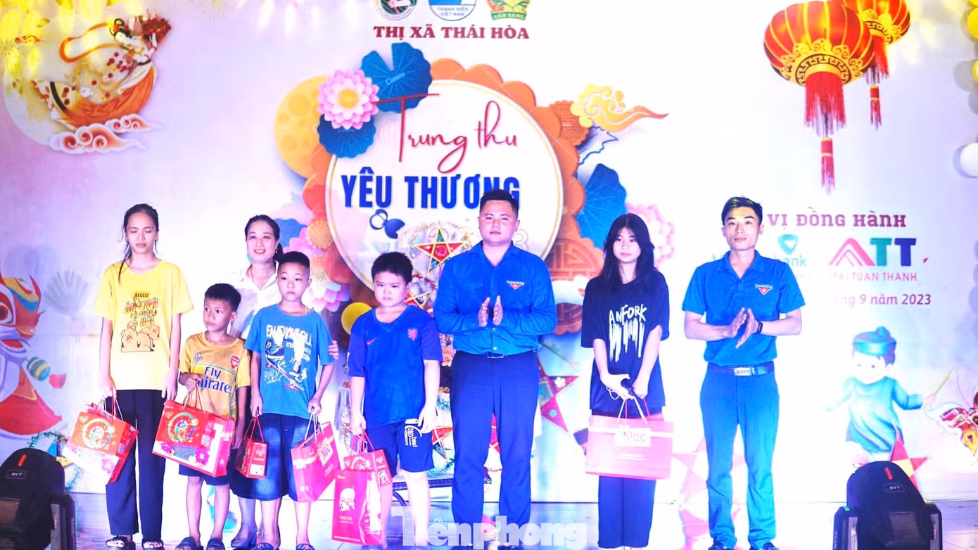 Dịp này, Thị đoàn Thái Hòa đã trao tặng hơn 300 phần quà ý nghĩa cho các em thiếu nhi có hoàn cảnh khó khăn vươn lên học tập tốt.