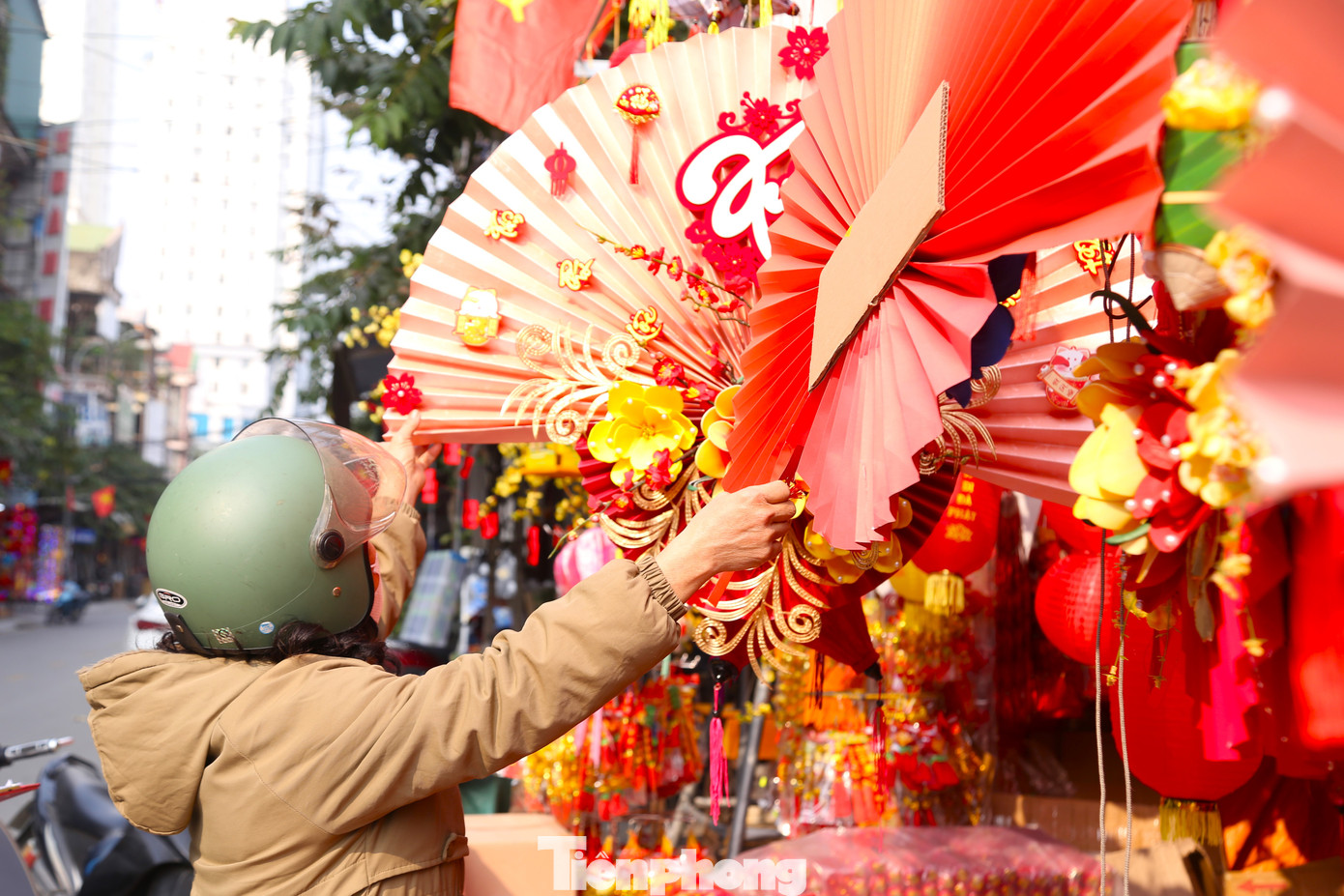 Bà Hồng (trú phường Quang Trung, thành phố Vinh) đi mua đồ trang trí Tết cho cư dân tổ dân phố. Theo bà, năm nay, thị trường ra nhiều mẫu mã phong phú hơn những năm trước.