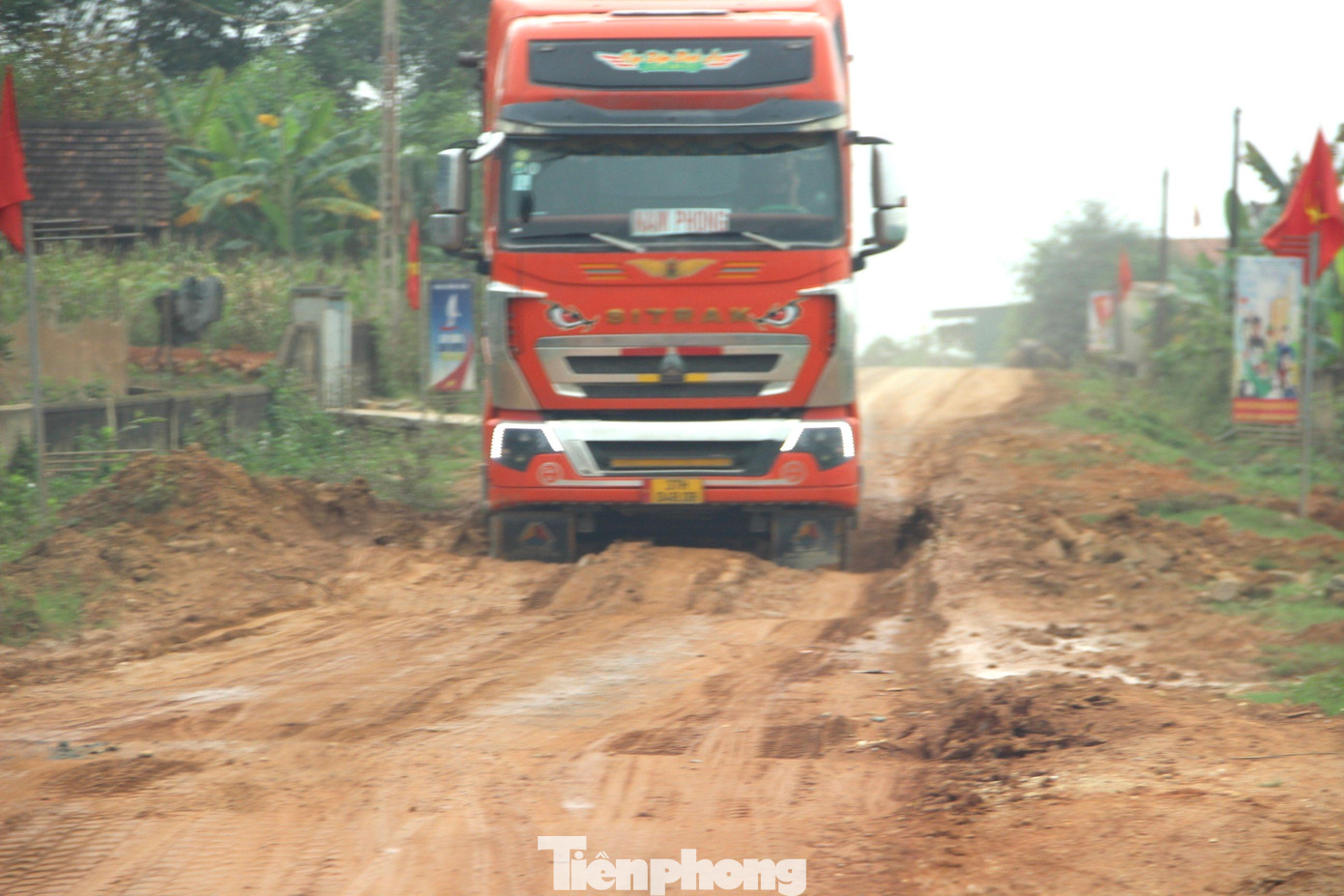 Trong khi đó, ông Phan Văn Giáp - Chủ tịch UBND huyện Tân Kỳ cho biết, đây là công trình trọng điểm của huyện. Trong quá trình thi công, lãnh đạo huyện thường xuyên kiểm tra, đôn đốc Ban QLDA và các nhà thầu đẩy nhanh tiến độ nhưng phải đảm bảo chất lượng công trình.