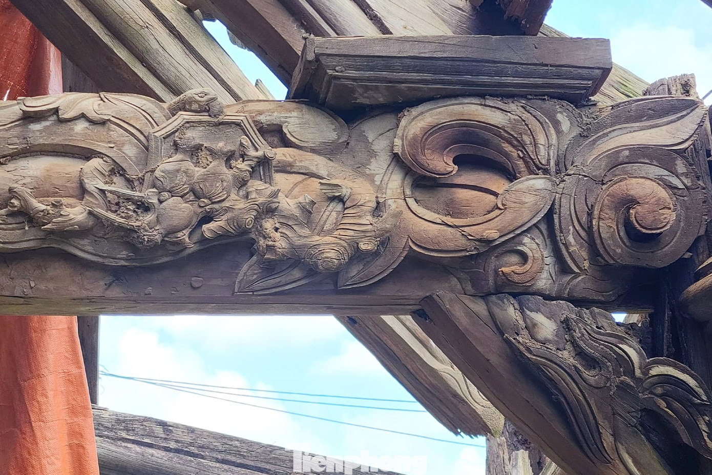 Từ ngoài nhìn vào, ngôi đình xiêu vẹo, hoang tàn và gần như đổ nát. Trên những cột, vì kèo, bức cốn hiện còn lưu lại những bức chạm khắc nghệ thuật truyền thống tinh xảo, phần nào cho biết niên đại ra đời của ngôi đình. Từ ngoài nhìn vào, ngôi đình xiêu vẹo, hoang tàn và gần như đổ nát. Trên những cột, vì kèo, bức cốn hiện còn lưu lại những bức chạm khắc nghệ thuật truyền thống tinh xảo, phần nào cho biết niên đại ra đời của ngôi đình.