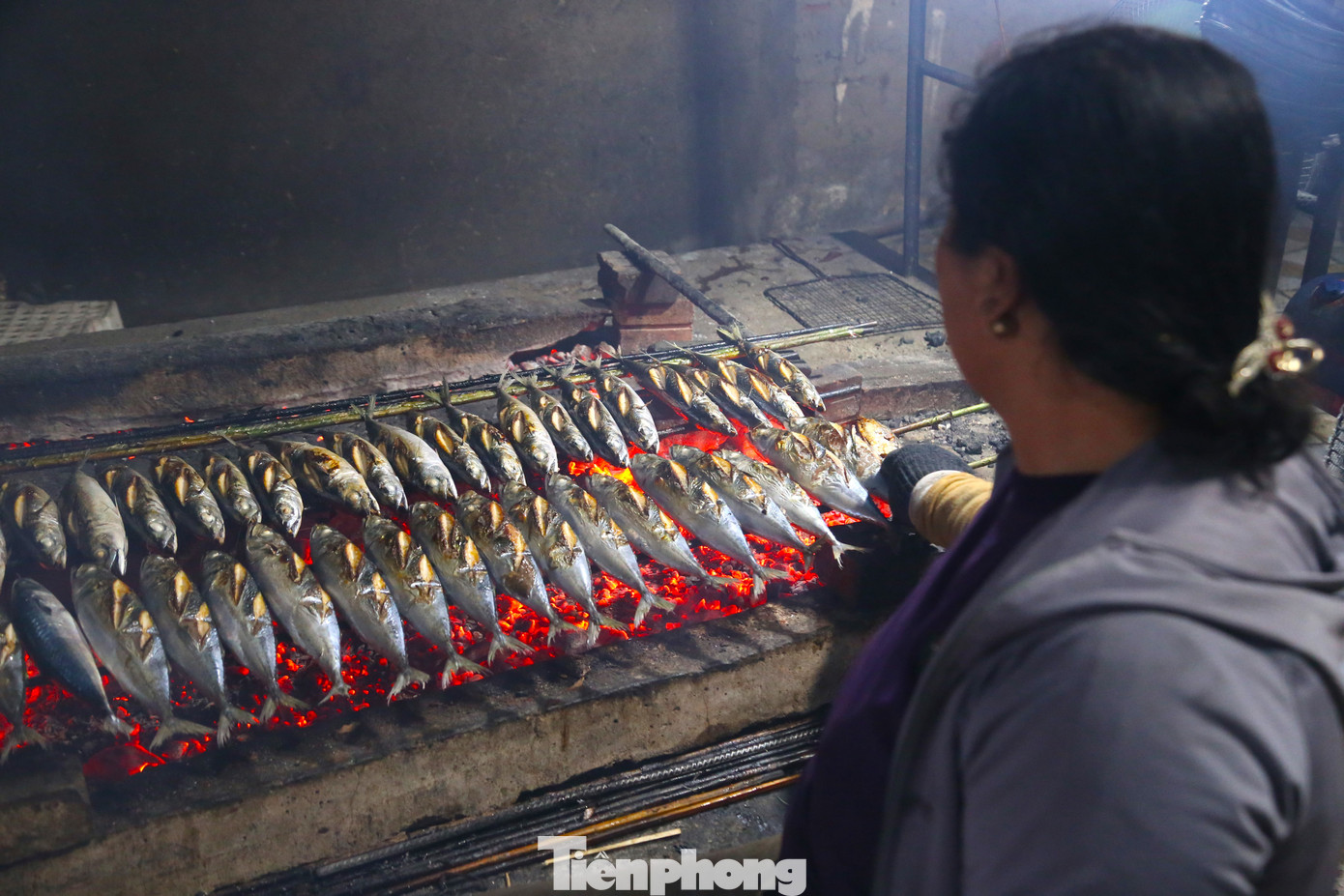 Theo bà Loan, thời gian nướng mỗi mẻ cá từ 10-15 phút tùy vào loại cá. “Muốn cá chín đúng thời gian thì nhiệt từ bếp phải đều. Nếu than cháy to quá sẽ làm cá dễ bị cháy, than kém khiến lâu chín và màu cá không được đẹp. Cá được nướng hoàn toàn bằng than hoa và không tẩm bất cứ gia vị hay chất phụ gia nào nên giữ được độ thơm ngon”, bà Loan cho hay.