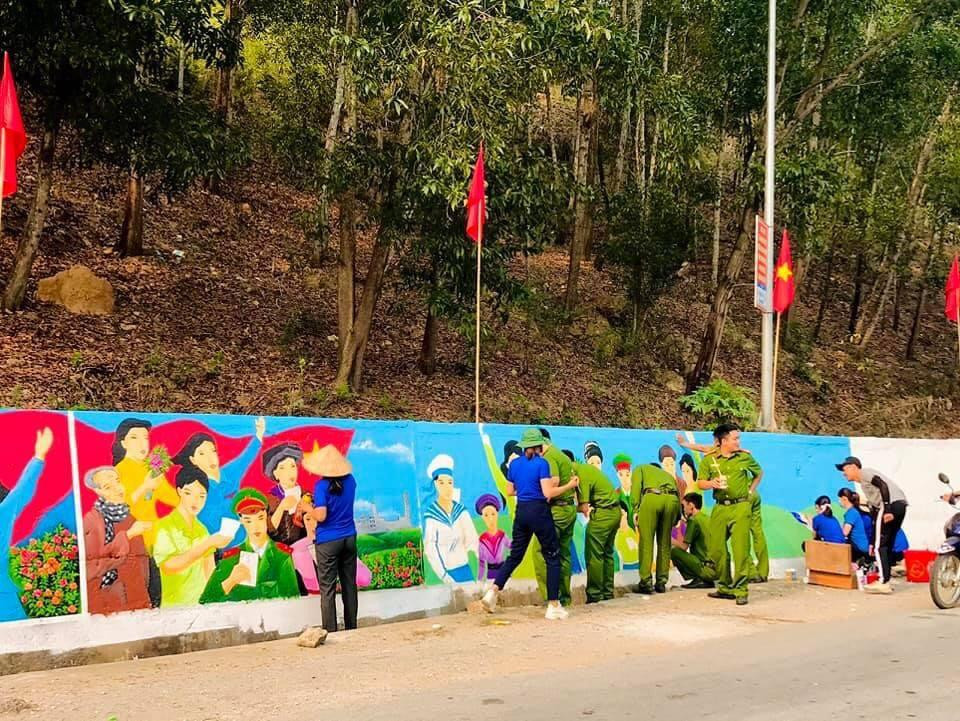 Những ngày qua, đoàn thanh niên thị trấn Thạch Giám và Công an huyện Tương Dương (Nghệ An) đã cải tạo, biến bức tường cũ kỹ thành những tác phẩm hội hoạ nhằm cổ động, tuyên truyền bầu cử ĐBQH khóa XV và HĐND các cấp nhiệm kỳ 2021 – 2026.