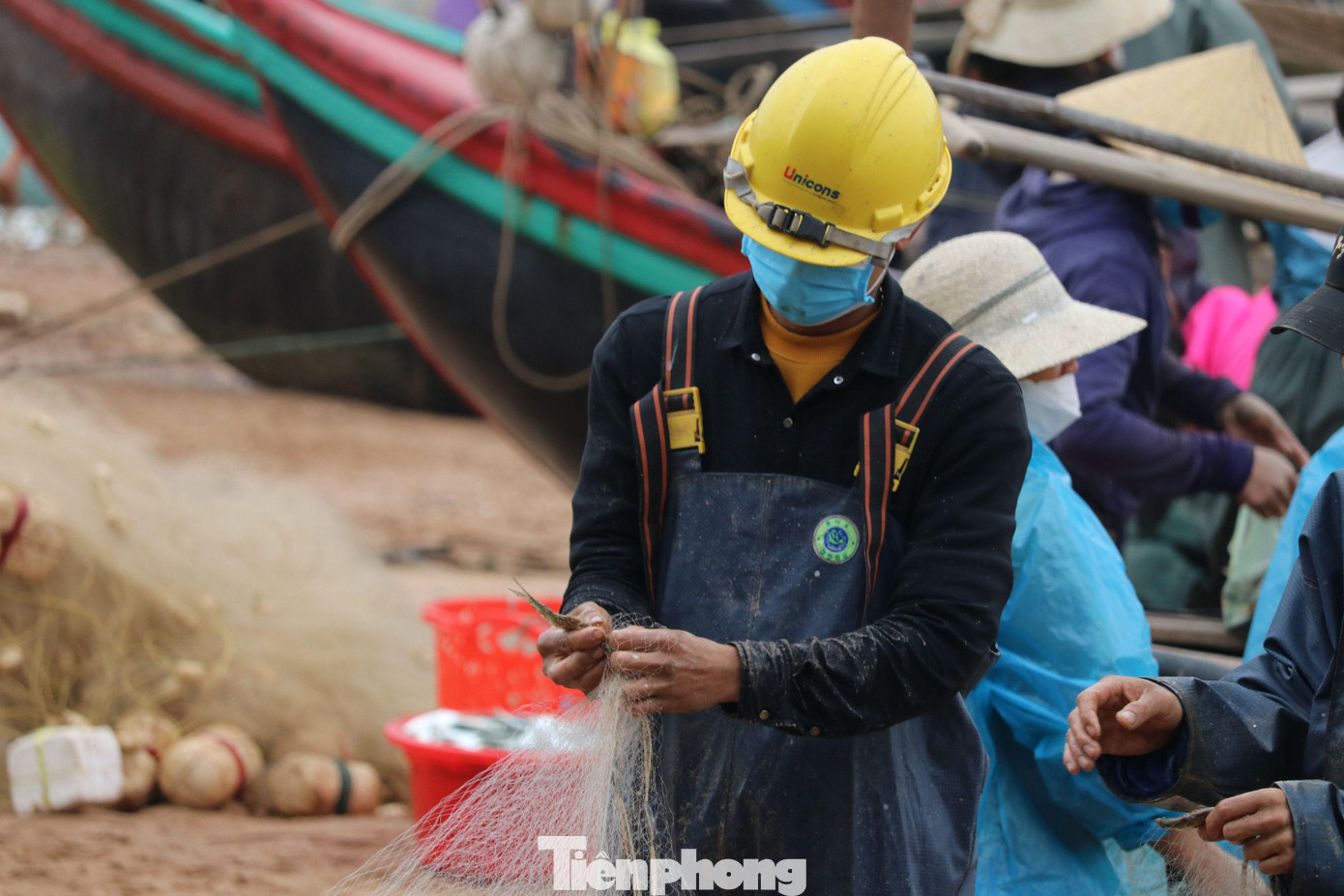 Khi thuyền vừa cập bến, những người thân trong gia đình liền cùng nhau gỡ cá khỏi lưới. Khi thuyền vừa cập bến, những người thân trong gia đình liền cùng nhau gỡ cá khỏi lưới.