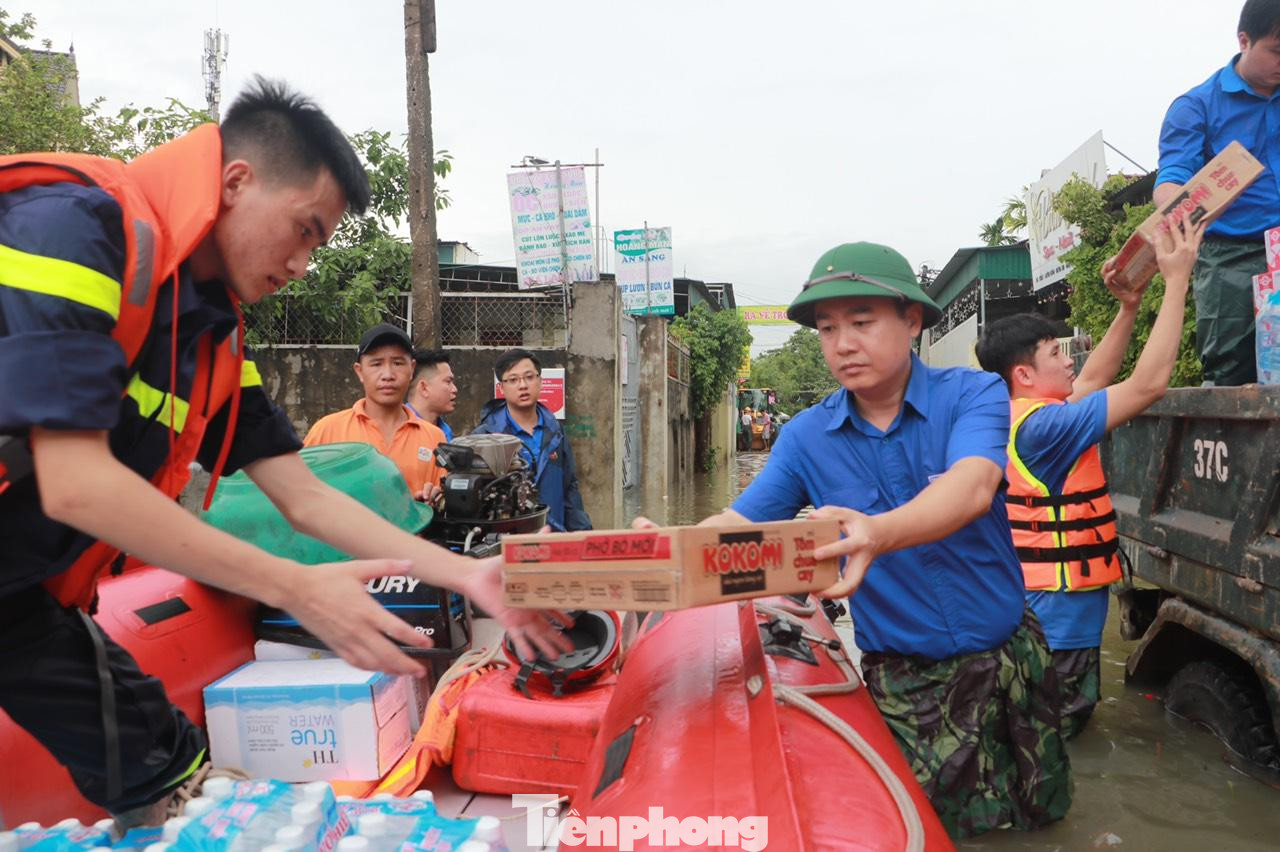 “Phát huy tinh thần xung kích, tình nguyện của tuổi trẻ, tổ chức Đoàn và đoàn viên thanh niên các cấp đã kịp thời phối hợp với lực lượng chức năng hỗ trợ người dân khắc phục hậu quả. Trước diễn biến phức tạp của mưa lũ, Ban Thường vụ Tỉnh Đoàn tiếp tục chỉ đạo các cấp bộ Đoàn tiếp tục bám nắm tình hình, huy động lực lượng đoàn viên thanh niên tích cực hỗ trợ người dân. Đồng thời chuẩn bị sẵn sàng phương án tổng dọn vệ sinh, giúp dân ổn định cuộc sống ngay sau khi nước rút”, anh Lê Văn Lương, Bí thư Tỉnh Đoàn Nghệ An chia sẻ.