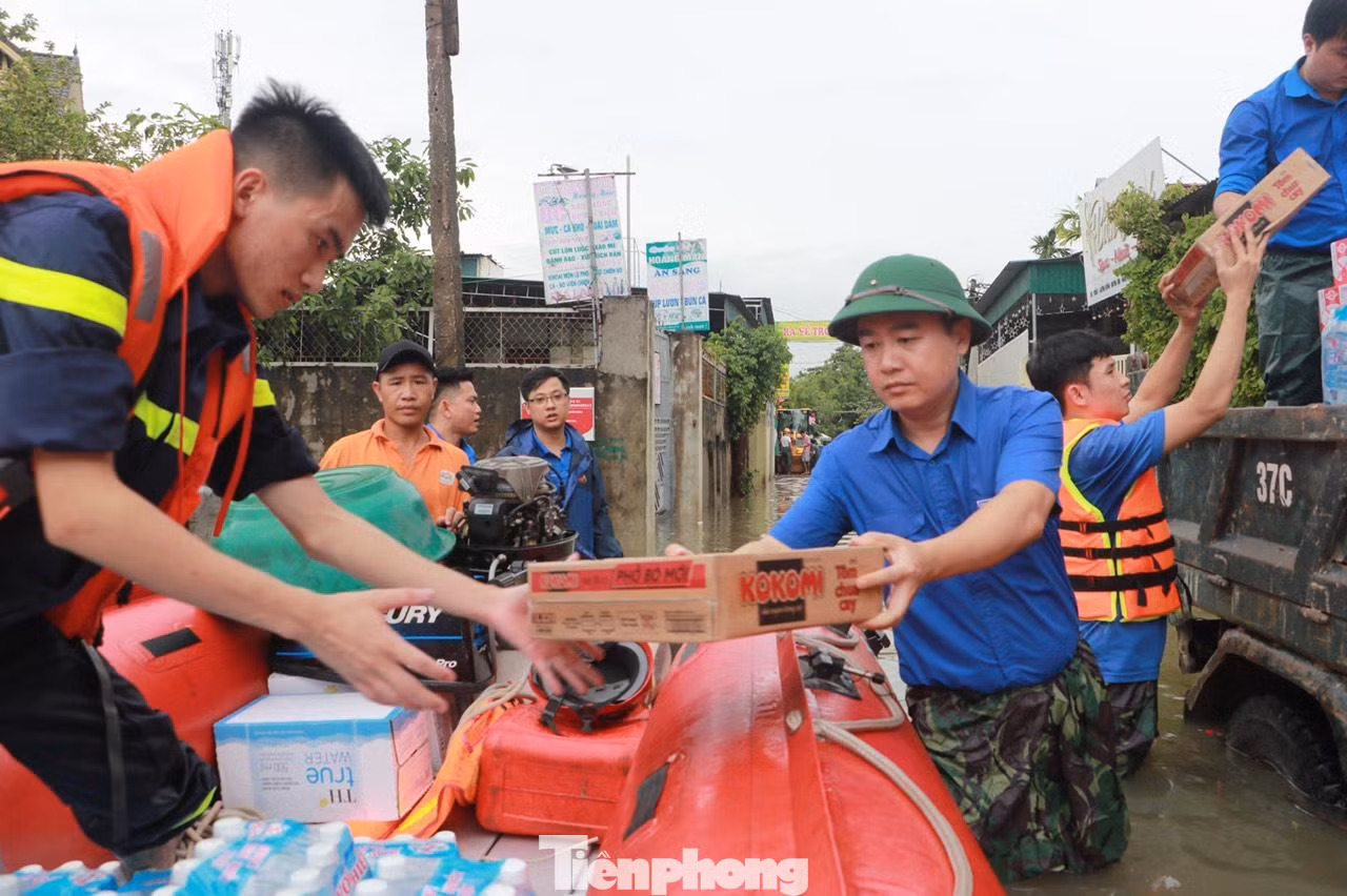 “Phát huy tinh thần xung kích, tình nguyện của tuổi trẻ, tổ chức Đoàn và đoàn viên thanh niên các cấp đã kịp thời phối hợp với lực lượng chức năng hỗ trợ người dân khắc phục hậu quả. Trước diễn biến phức tạp của mưa lũ, Ban Thường vụ Tỉnh Đoàn tiếp tục chỉ đạo các cấp bộ Đoàn tiếp tục bám nắm tình hình, huy động lực lượng đoàn viên thanh niên tích cực hỗ trợ người dân. Đồng thời chuẩn bị sẵn sàng phương án tổng dọn vệ sinh, giúp dân ổn định cuộc sống ngay sau khi nước rút”, anh Lê Văn Lương, Bí thư Tỉnh Đoàn Nghệ An chia sẻ.