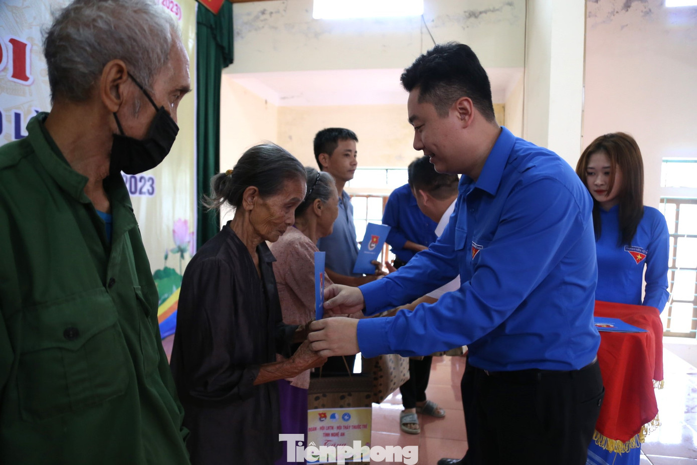 Anh Lê Văn Lương - Ủy viên Ban Thường vụ Trung ương Đoàn, Bí thư Tỉnh Đoàn Nghệ An tặng quà cho người dân.