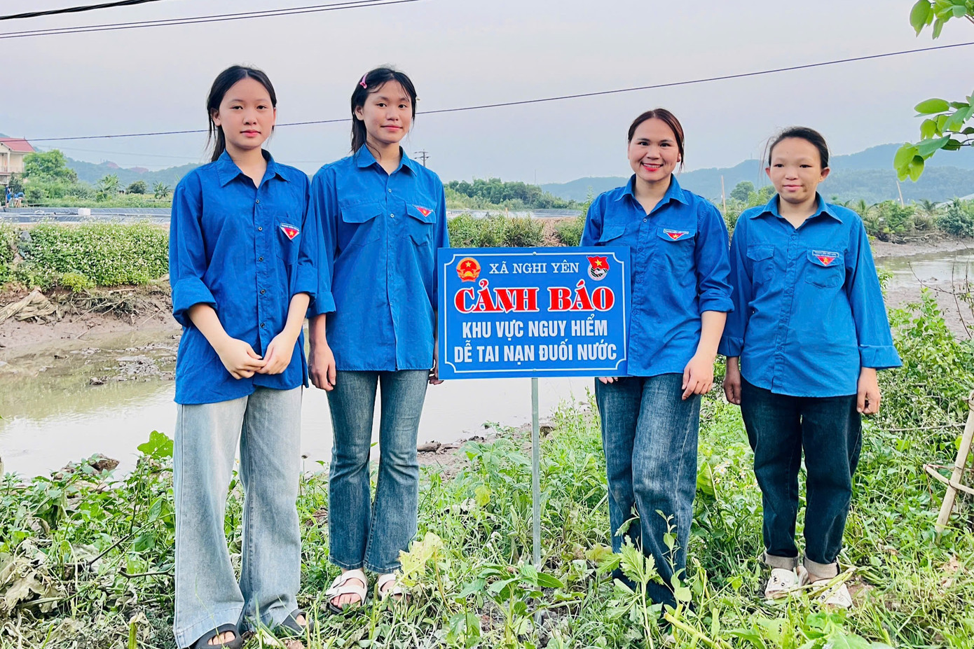 Đoàn viên thanh niên cắm biển cảnh báo khu vực nguy hiểm dễ xảy ra tai nạn đuối nước.