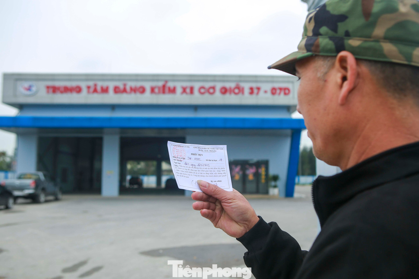 Chỉ những người dân có phiếu hẹn trước mới được vào kiểm tra xe, còn những người dân không có phiếu hẹn sẽ phải chờ hoặc quay về. Chỉ những người dân có phiếu hẹn trước mới được vào kiểm tra xe, còn những người dân không có phiếu hẹn sẽ phải chờ hoặc quay về.