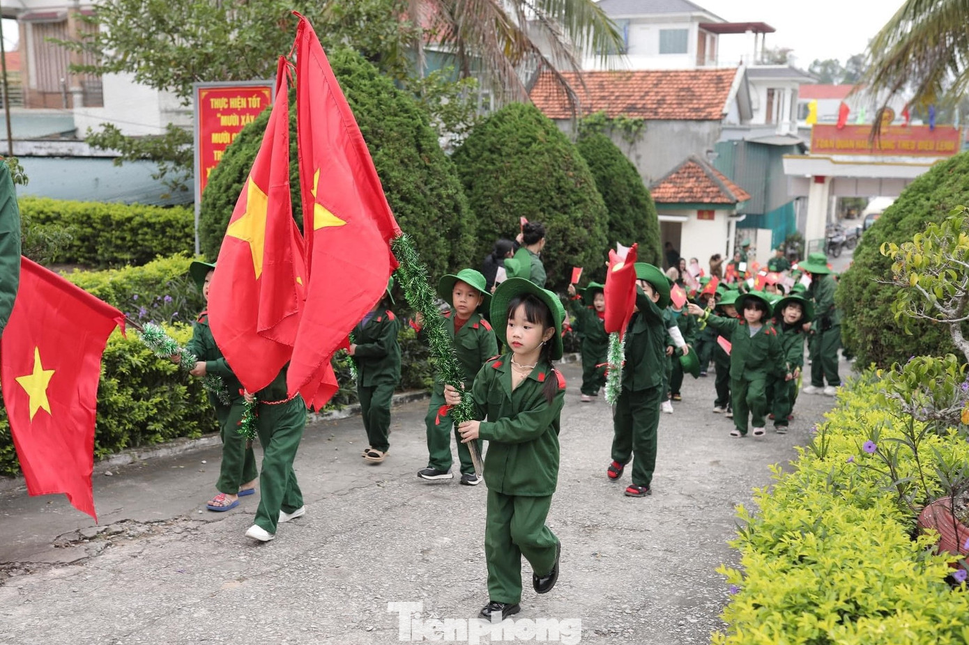 Chào mừng kỷ niệm 79 năm ngày thành lập Quân đội nhân dân Việt Nam (22/12/1944 – 22/12/2023) và hưởng ứng phong trào “Thiếu nhi Việt Nam thi đua thực hiện tốt năm điều Bác Hồ dạy”, những ngày qua, thiếu nhi Nghệ An được trải nghiệm hành trình “Cháu yêu chú bộ đội - Cháu làm chú bộ đội”. Chào mừng kỷ niệm 79 năm ngày thành lập Quân đội nhân dân Việt Nam (22/12/1944 – 22/12/2023) và hưởng ứng phong trào “Thiếu nhi Việt Nam thi đua thực hiện tốt năm điều Bác Hồ dạy”, những ngày qua, thiếu nhi Nghệ An được trải nghiệm hành trình “Cháu yêu chú bộ đội - Cháu làm chú bộ đội”.