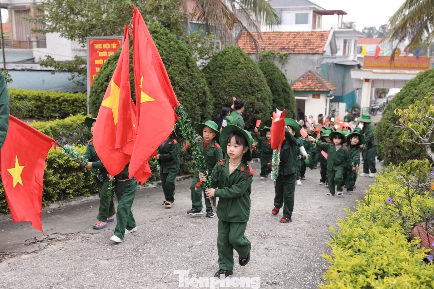 Chào mừng kỷ niệm 79 năm ngày thành lập Quân đội nhân dân Việt Nam (22/12/1944 – 22/12/2023) và hưởng ứng phong trào “Thiếu nhi Việt Nam thi đua thực hiện tốt năm điều Bác Hồ dạy”, những ngày qua, thiếu nhi Nghệ An được trải nghiệm hành trình “Cháu yêu chú bộ đội - Cháu làm chú bộ đội”. Chào mừng kỷ niệm 79 năm ngày thành lập Quân đội nhân dân Việt Nam (22/12/1944 – 22/12/2023) và hưởng ứng phong trào “Thiếu nhi Việt Nam thi đua thực hiện tốt năm điều Bác Hồ dạy”, những ngày qua, thiếu nhi Nghệ An được trải nghiệm hành trình “Cháu yêu chú bộ đội - Cháu làm chú bộ đội”.