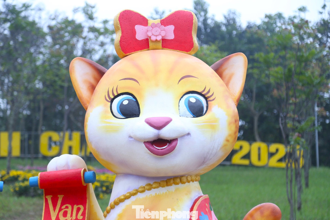 Ông Nguyễn Anh Dũng - Phó Giám đốc Công ty cổ phần công viên cây xanh TP Vinh, đơn vị thi công - chia sẻ, cặp linh vật mèo được làm bằng xốp, phủ lớp sơn đặc biệt, tạo độ cứng và độ bền, kinh phí để tạo hình linh vật mèo là 60 triệu đồng.