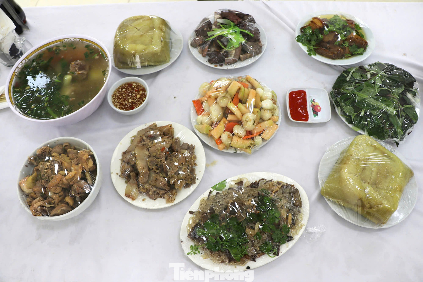 Mâm cơm thịnh soạn với mong muốn tất cả mọi người được hưởng không khí Tết ấm cúng, đủ đầy