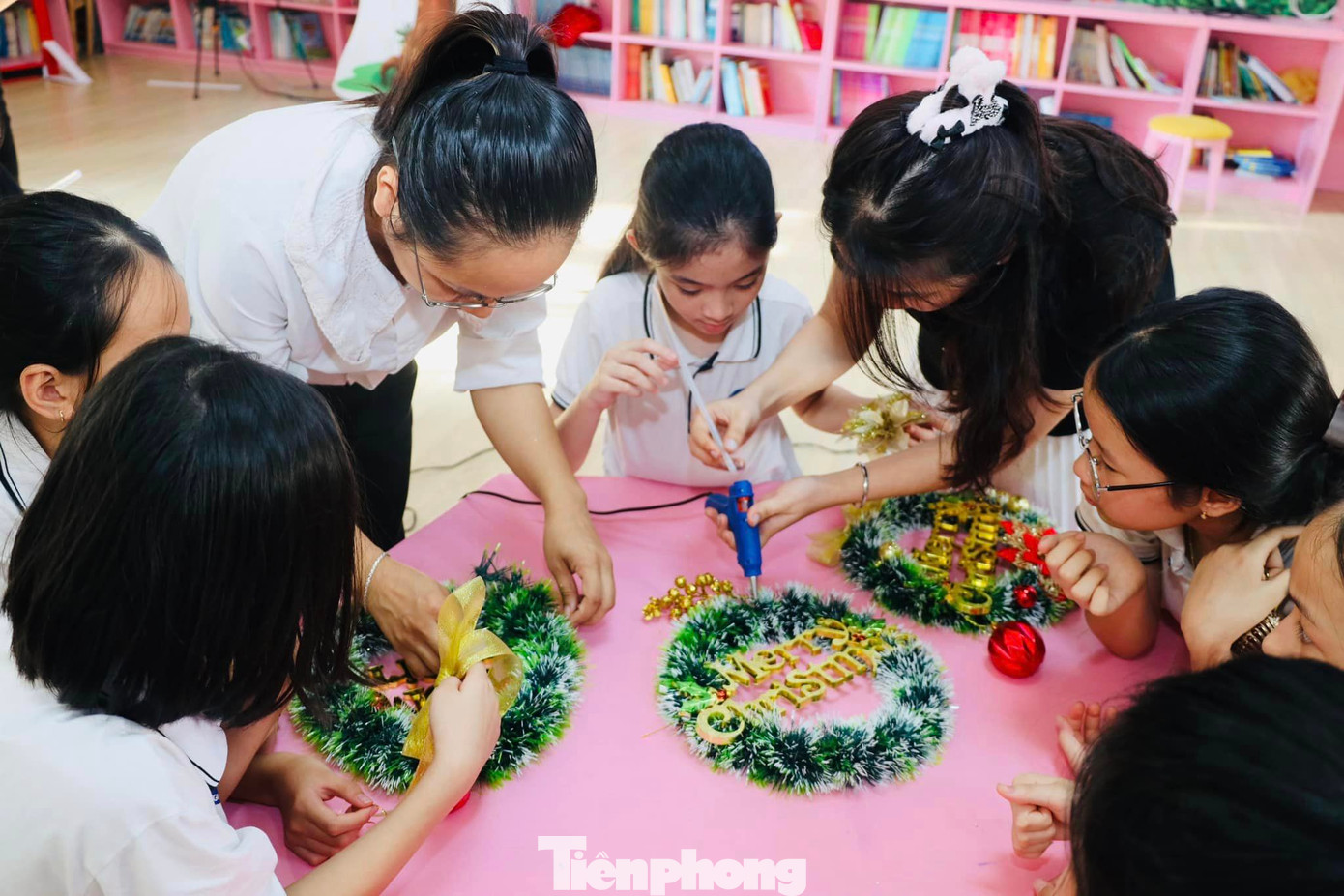 Chiếc vòng nguyệt quế được các bạn học sinh làm thủ công từ dây kim tuyến, chữ “Merry Christmas”, quả chuông, dây kẽm,…