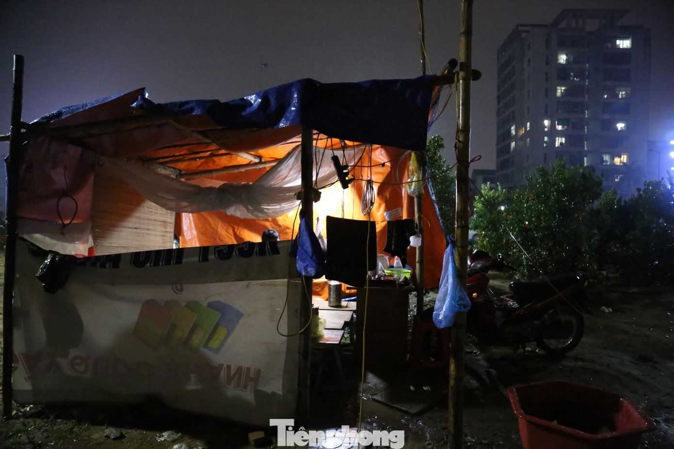 Những chiếc lều tạm bợ che mưa, chắn gió...