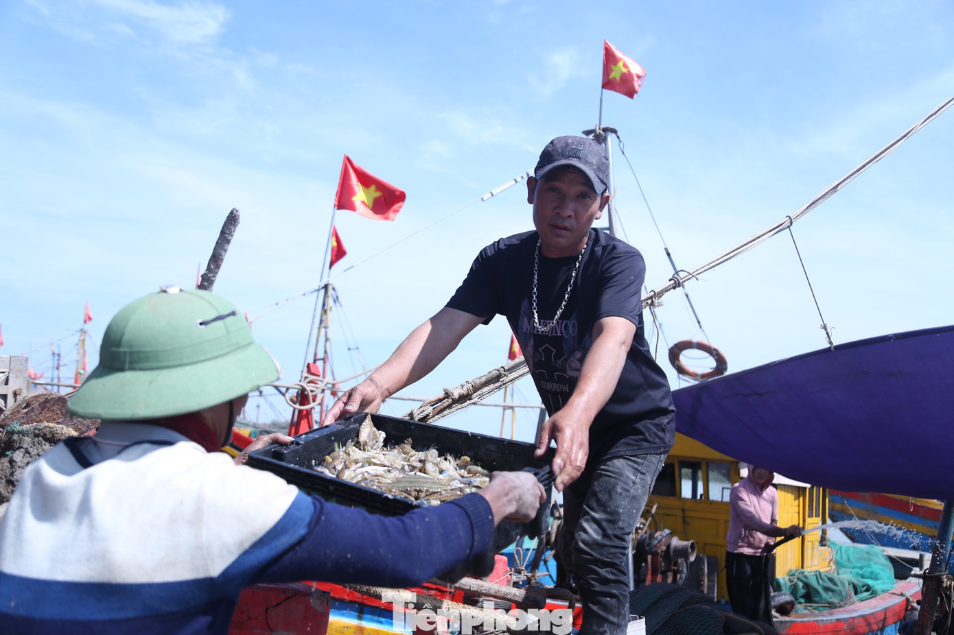 Ghi nhận tại cảng cá Lạch Vạn, huyện Diễn Châu, nhiều tàu thuyền cập cảng sau một đêm đánh bắt trên biển. Dù được nhiều hay ít, bà con ngư dân đều rất phấn khởi, vì chuyến đánh bắt đầu năm mới đã có “lộc biển”. Ghi nhận tại cảng cá Lạch Vạn, huyện Diễn Châu, nhiều tàu thuyền cập cảng sau một đêm đánh bắt trên biển. Dù được nhiều hay ít, bà con ngư dân đều rất phấn khởi, vì chuyến đánh bắt đầu năm mới đã có “lộc biển”.