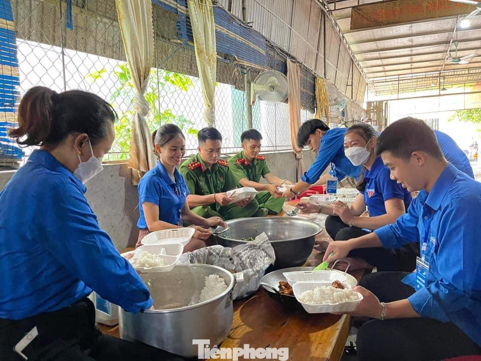 ĐVTN Huyện Đoàn Tương Dương chuẩn bị những suất cơm nóng hổi dành cho các sĩ tử