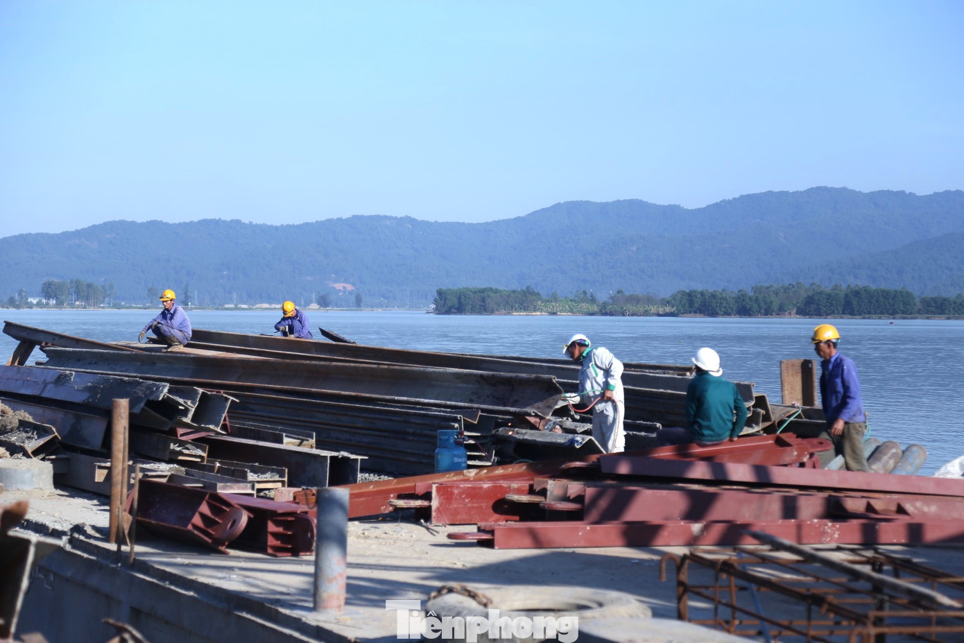 Hiện, các đơn vị thi công thực hiện tiến độ 3 ca liên tục, tốc lực đẩy nhanh tiến độ dự án. Hiện, các đơn vị thi công thực hiện tiến độ 3 ca liên tục, tốc lực đẩy nhanh tiến độ dự án.