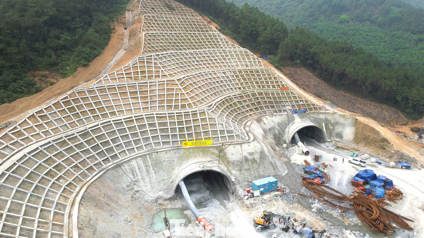 Ống hầm bên phải đang huy động 5 dây chuyền khoan và 3 dây chuyền phun bê tông (bao gồm cả dự phòng). Khoan đến đâu, công nhân tiến hành cắm thép neo, lắp vì sắt và phun bê tông gia cố đến đó.