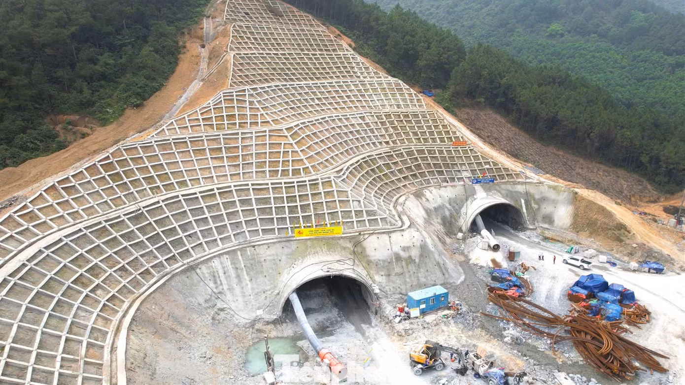 Ống hầm bên phải đang huy động 5 dây chuyền khoan và 3 dây chuyền phun bê tông (bao gồm cả dự phòng). Khoan đến đâu, công nhân tiến hành cắm thép neo, lắp vì sắt và phun bê tông gia cố đến đó.