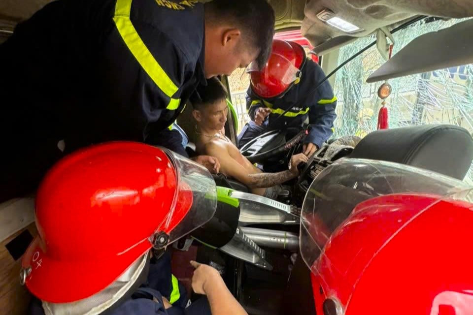 Lực lượng cứu nạn cứu hộ giải cứu tài xế Lực lượng cứu nạn cứu hộ giải cứu tài xế