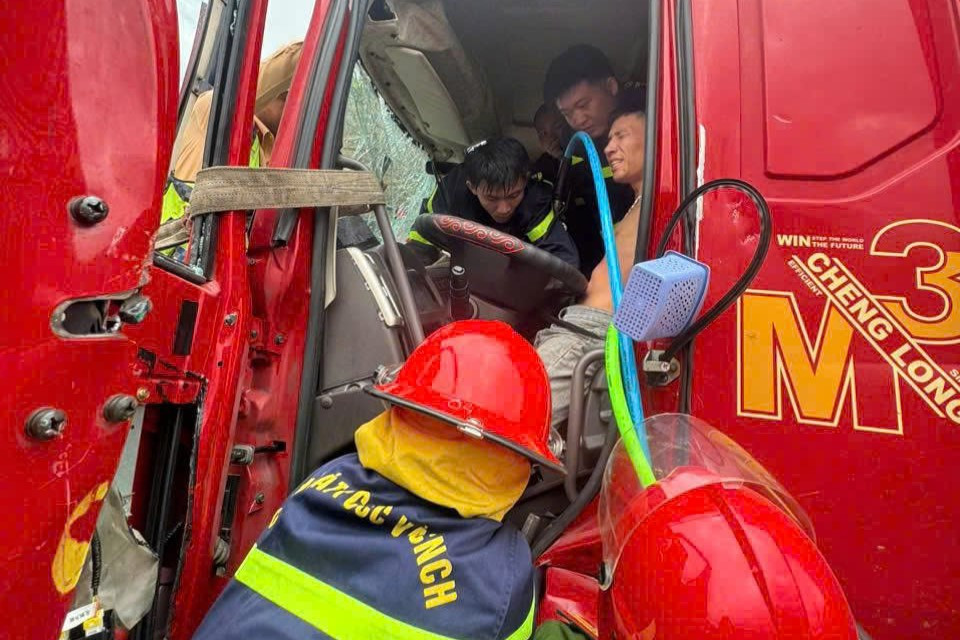 Lực lượng chức năng sử dụng thiết bị chuyên dụng, banh tách phần cấu kiện chèn ép lên người nạn nhân Lực lượng chức năng sử dụng thiết bị chuyên dụng, banh tách phần cấu kiện chèn ép lên người nạn nhân