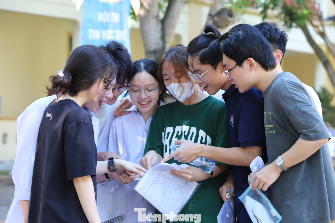 Sau mỗi buổi thi, các thí sinh tập trung thành từng tốp để chia sẻ bài làm với nhau