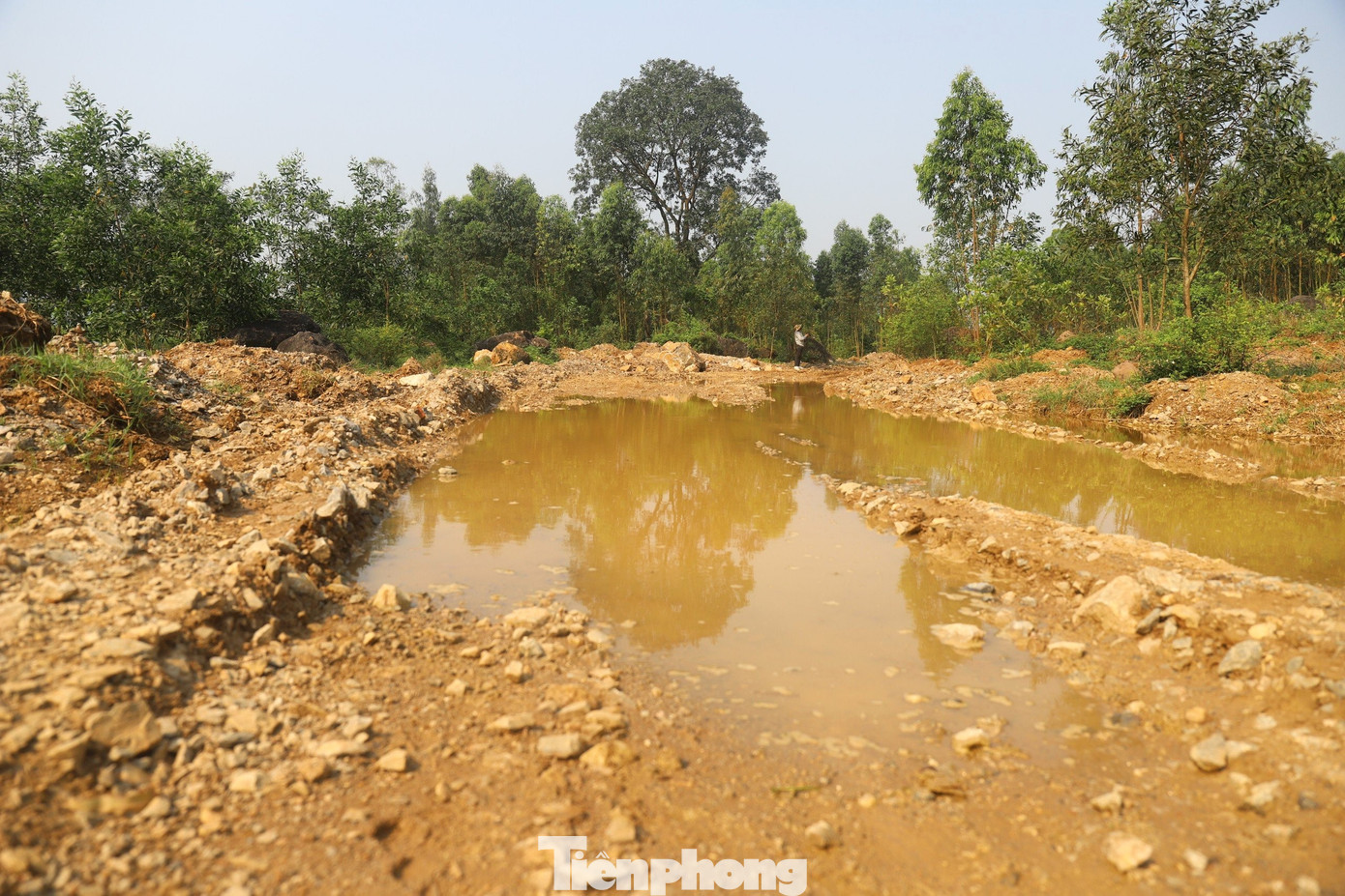 Con đường vận chuyển nguyên, vật liệu được mở rộng khoảng 4m, bám quanh chân Lèn Hai Vai đã được hình thành. Sau thời gian bị xe chở vật liệu cày nát, hiện con đường có nhiều điểm đọng nước. Con đường vận chuyển nguyên, vật liệu được mở rộng khoảng 4m, bám quanh chân Lèn Hai Vai đã được hình thành. Sau thời gian bị xe chở vật liệu cày nát, hiện con đường có nhiều điểm đọng nước.