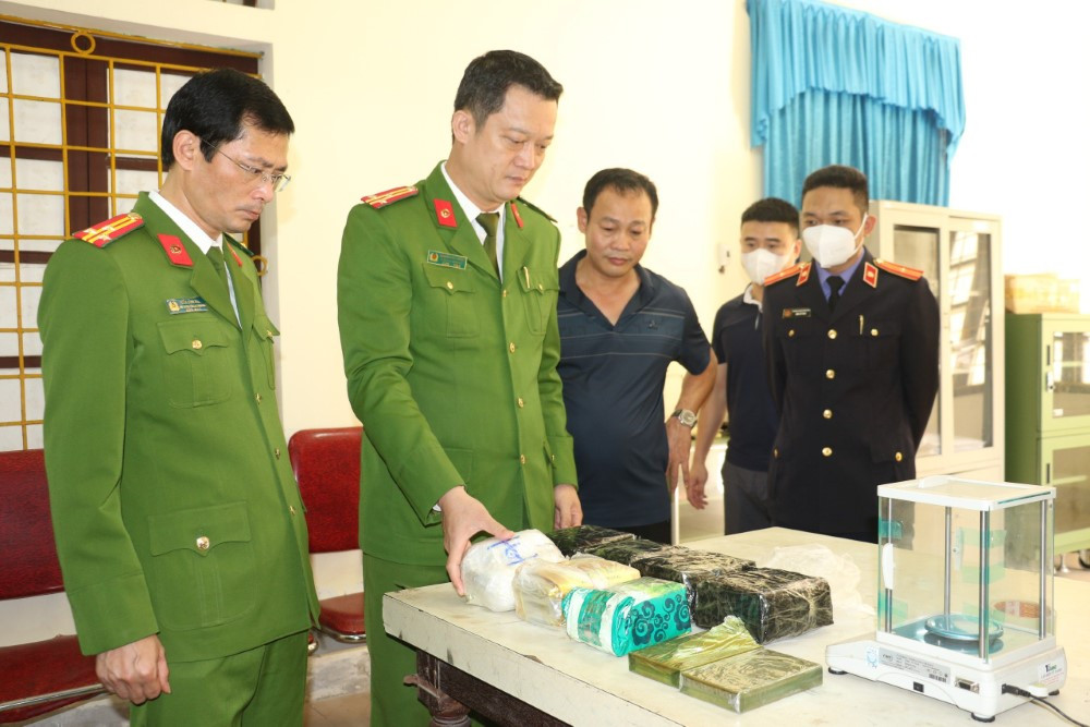 Lực lượng chức năng kiểm tra số tang vật được thu giữ Lực lượng chức năng kiểm tra số tang vật được thu giữ