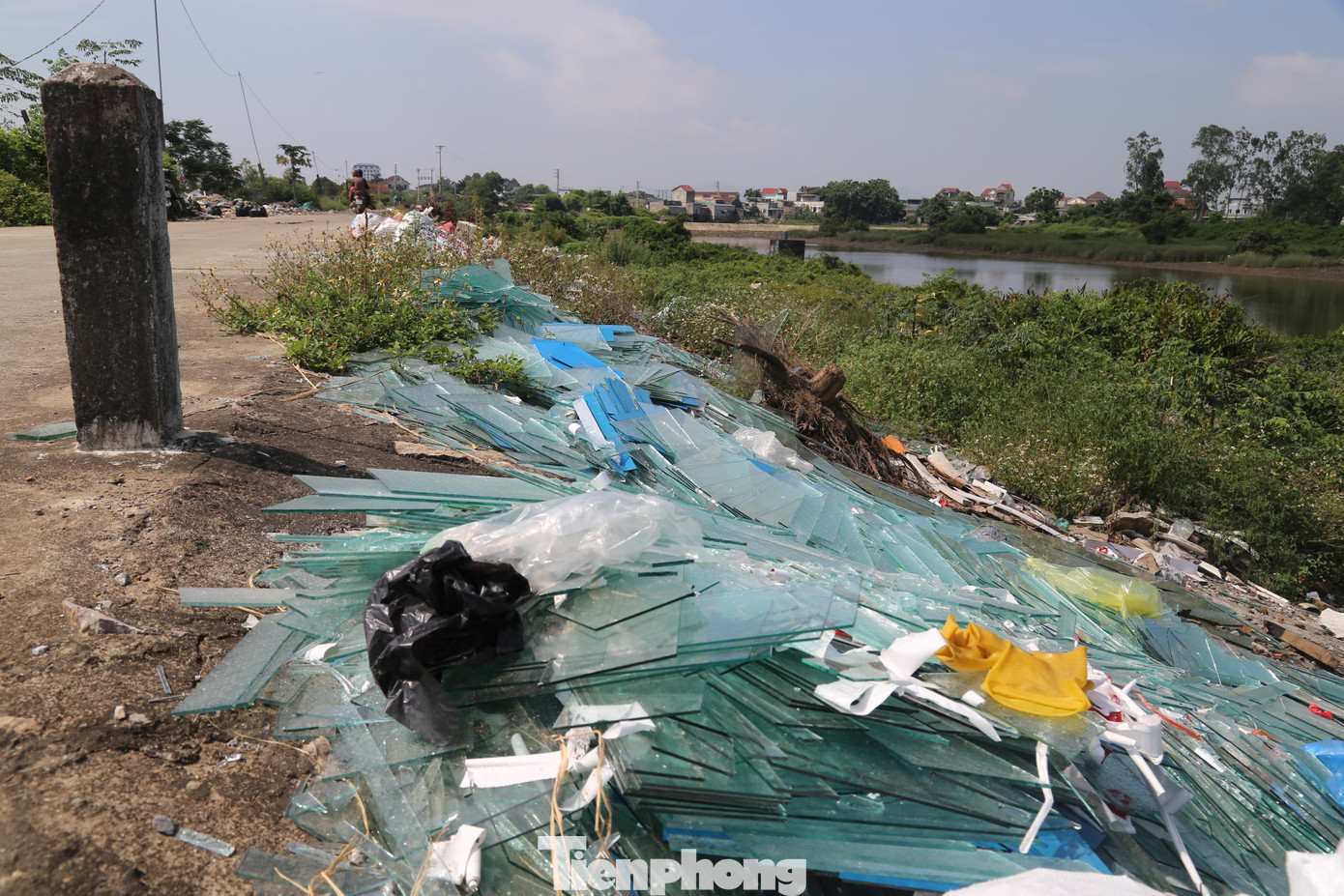 Trước thực trạng trên, cuối năm 2016, UBND xã Diễn Ngọc đã ký hợp đồng với Công ty TNHH MTV Môi trường đô thị Nghệ An, theo đó công ty này sẽ tiến hành lấy rác tại bãi rác này chở vào Khu liên hợp xử lý chất thải rắn Nghi Yên ở xã Nghi Yên, huyện Nghi Lộc, với tần suất 3 ngày/chuyến. Tuy nhiên, do lượng rác quá tải nên ù ứ lại, gây cảnh nhếch nhác, hôi thối.