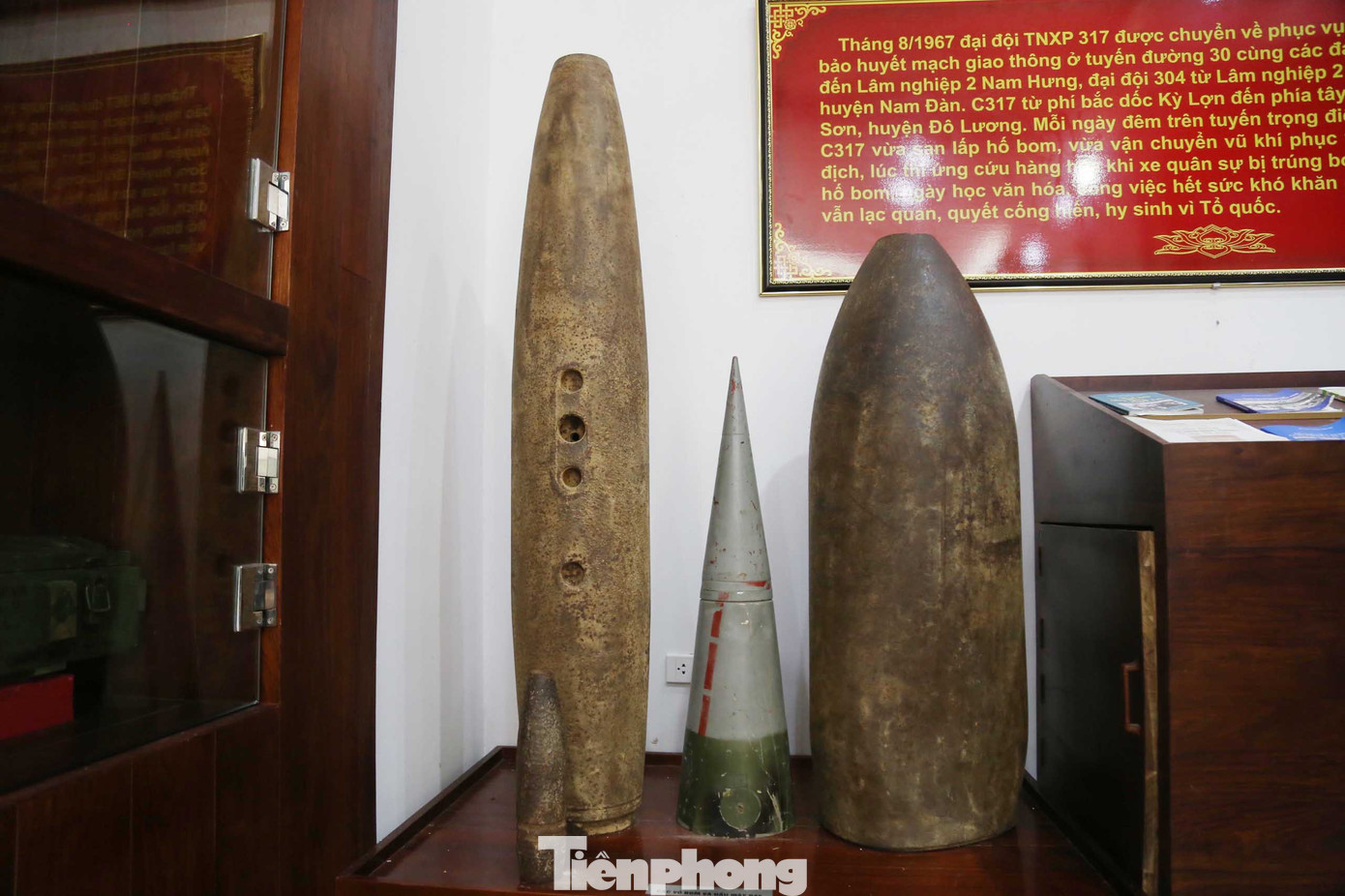 Tại nhà trưng bày, hàng trăm hiện vật, gắn liền với cuộc chiến đấu và đời sống sinh hoạt của lực lượng thanh niên xung phong trên cung đường huyền thoại Truông Bồn. Mỗi hiện vật là một câu chuyện, kể mãi bài ca cuộc đời của những người không tiếc máu xương cho hòa bình và thống nhất đất nước.