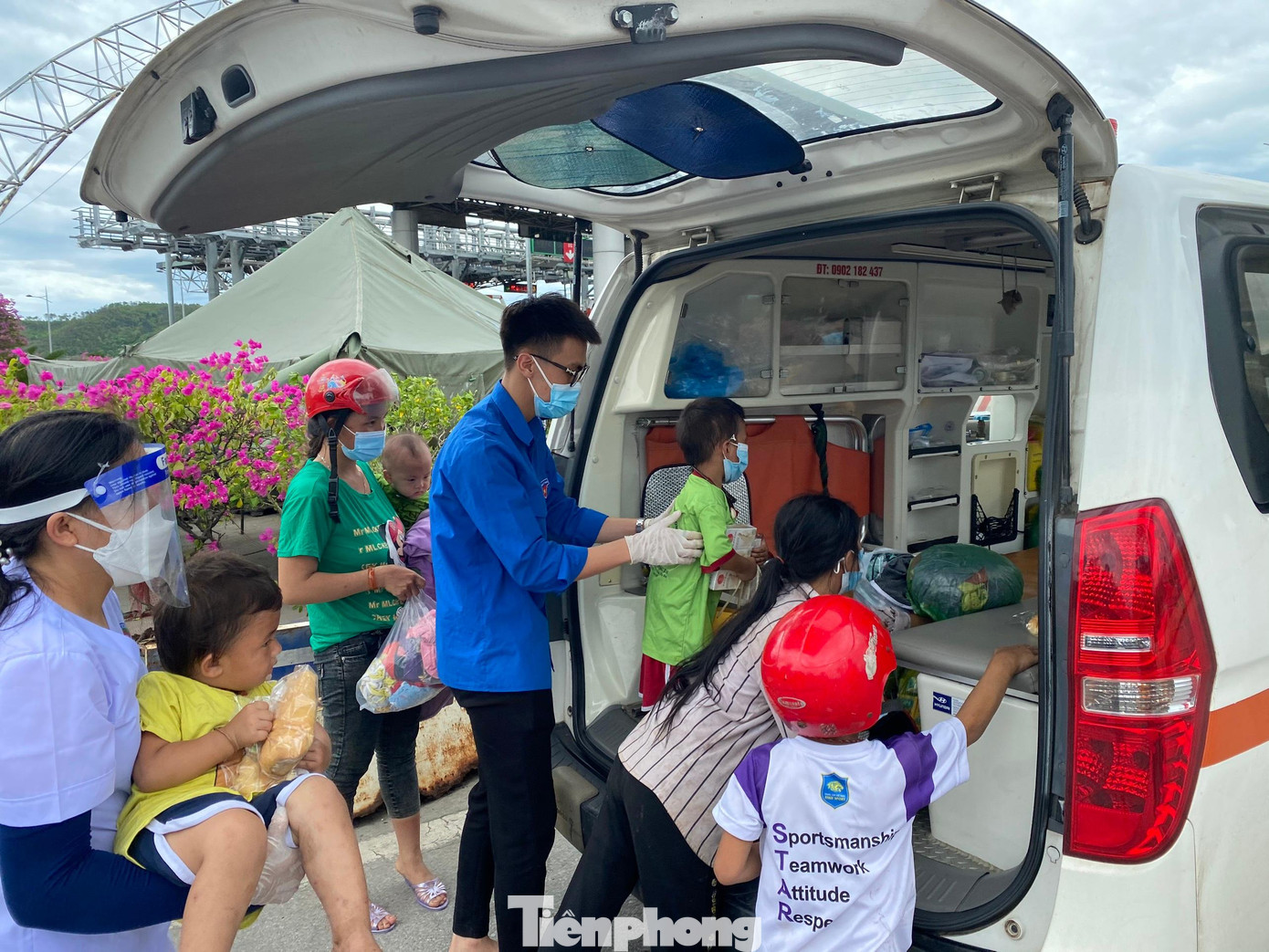 Công bế em nhỏ lên xe cứu thương để chở về quê nhà huyện Tương Dương