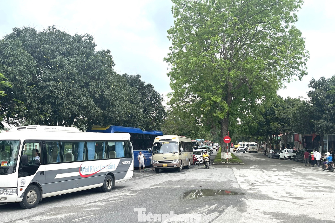 Các ngả đường về Khu di tích Kim Liên đều chật kín xe. Ban quản lý Khu di tích đã phải sử dụng cả sân vận động Làng Sen cách 500 để làm nơi đậu xe.