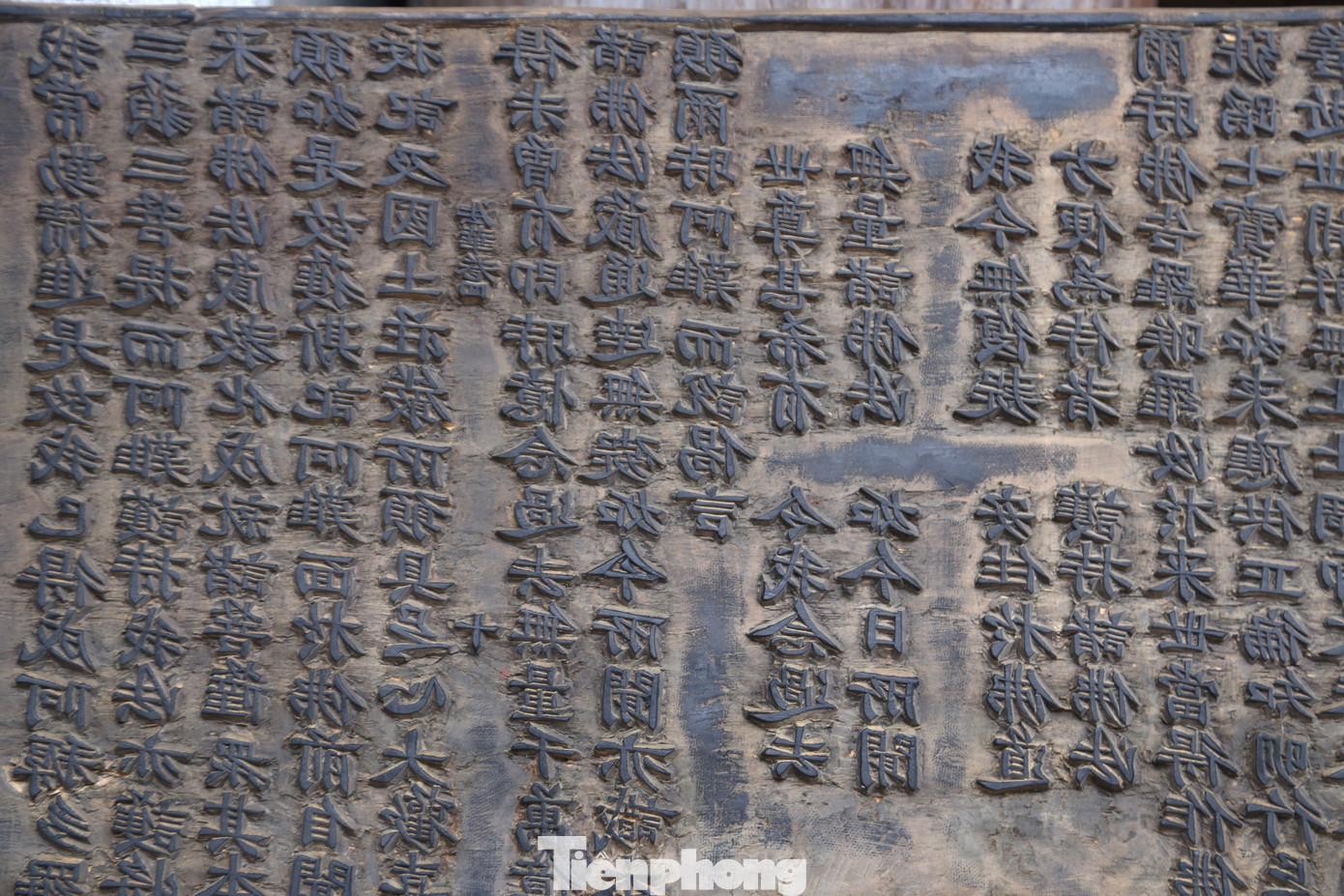 Trên các bản khắc có nhiều chữ Hán được đục, chạm trái, để in ấn lưu truyền kinh phật.
