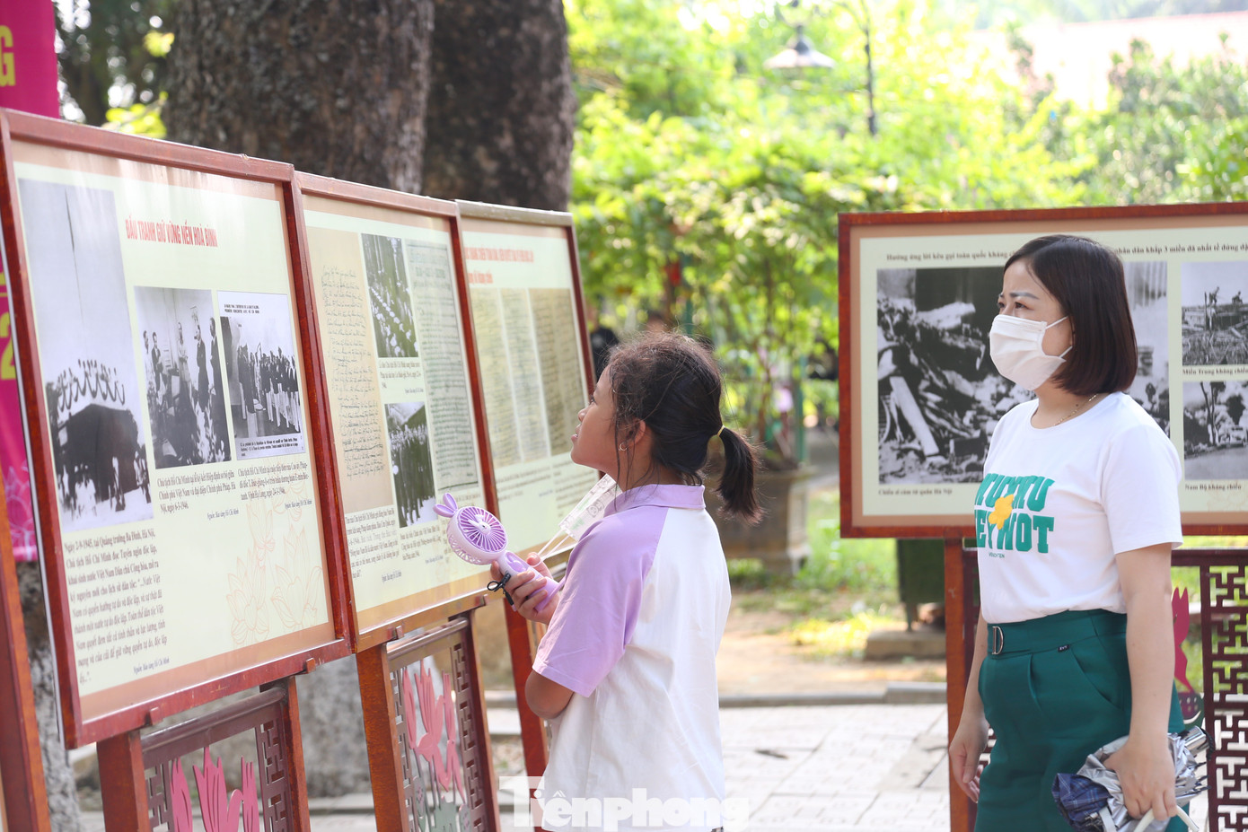 Dịp này về thăm quê Bác, du khách được tham quan triển lãm, ghi lại những hình ảnh lịch sử.