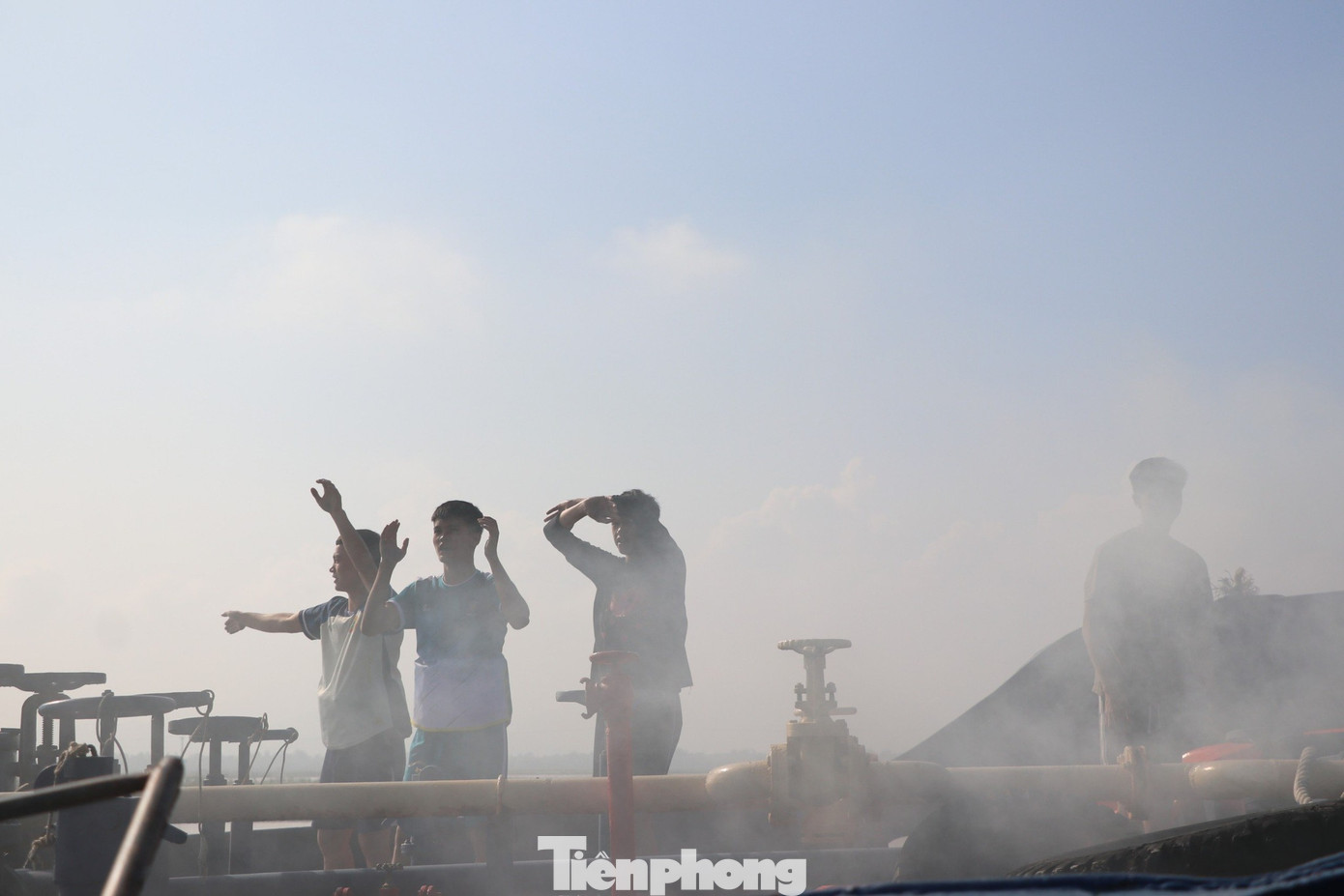 Do khu vực khoang động cơ kín, lực lượng chữa cháy tại chỗ khó tiếp cận gốc lửa, khói khí độc nhanh chóng bao phủ che khuất tầm nhìn, đám cháy nhanh chóng lan rộng gây nguy hiểm đến sức khỏe, tính mạng các thuyền viên trên tàu. Khi xảy ra sự cố cháy trên tàu có 15 thuyền viên và 1.000m3 dầu. Sau khi phát hiện cháy, nhiều thuyền viên mất bình tĩnh, xô đẩy, chen lấn nhau sử dụng bình chữa cháy tại chỗ để chữa cháy.