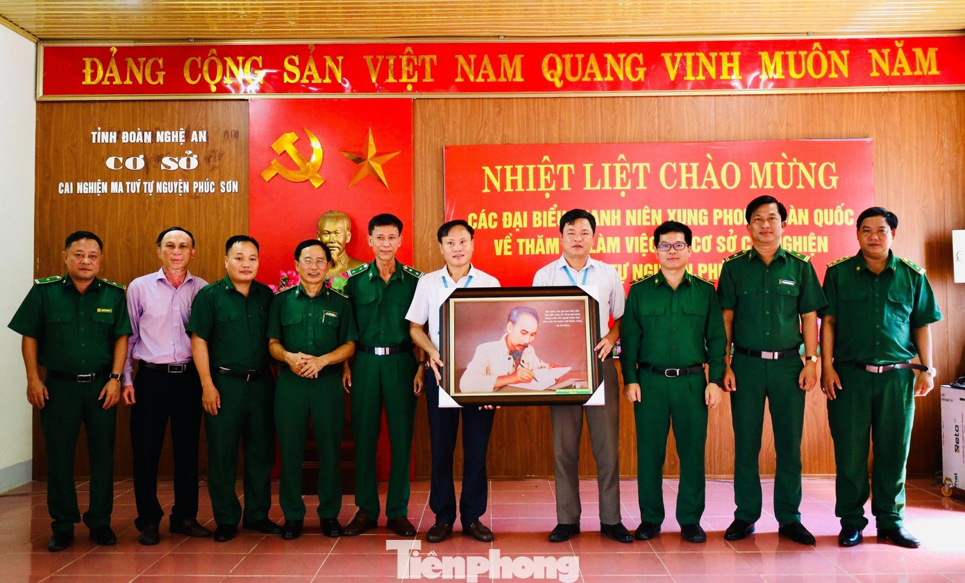 T.Ư Đoàn, các đại biểu lực lượng TNXP toàn quốc tặng quà lưu niệm cho cơ sở cai nghiện ma tuý tự nguyện Phúc Sơn.