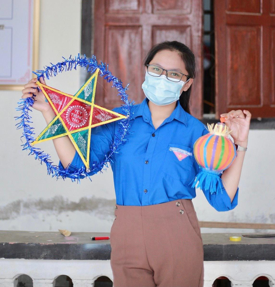 Chị Nguyễn Thị Huệ - Bí thư Đoàn xã Nghi Thuận chia sẻ: “Với thông điệp “Vui chơi trung thu không quên chống dịch”, Đoàn xã huy động các cơ sở chi đoàn tự tay chuẩn bị những món quà, đèn ông sao gắn với những câu slogan về phòng chống dịch COVID-19. Đến nay, đã có hơn 300 chiếc đèn ông sao được hoàn thiện. Những món quà này sẽ được trao tặng cho các em thiếu nhi có hoàn cảnh khó khăn, động viên các em học tập tốt. Ngoài ra, Đoàn xã sẽ làm những chiếc bánh Handmade dành tặng những em nhỏ dịp Trung thu”.
