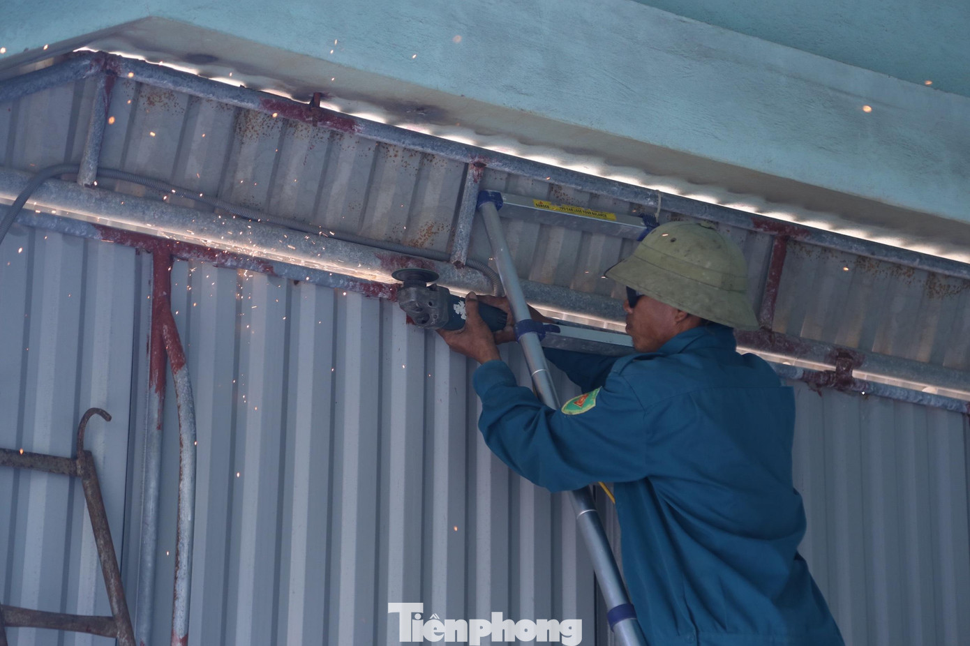 Ngay khi người dân di dời các đồ dùng, tài sản phía trong bàn giao lại ki ốt, các lực lượng chức năng thị xã Cửa Lò nhanh chóng tiến hành tháo dỡ, giải phóng các ki ốt.