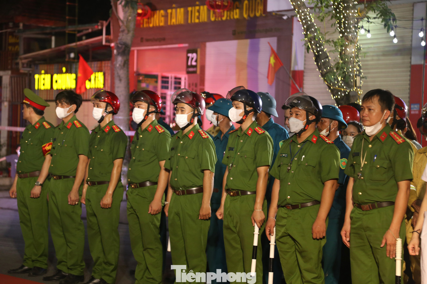 Lực lượng chức năng, người dân, các em nhỏ tham gia thực tập.