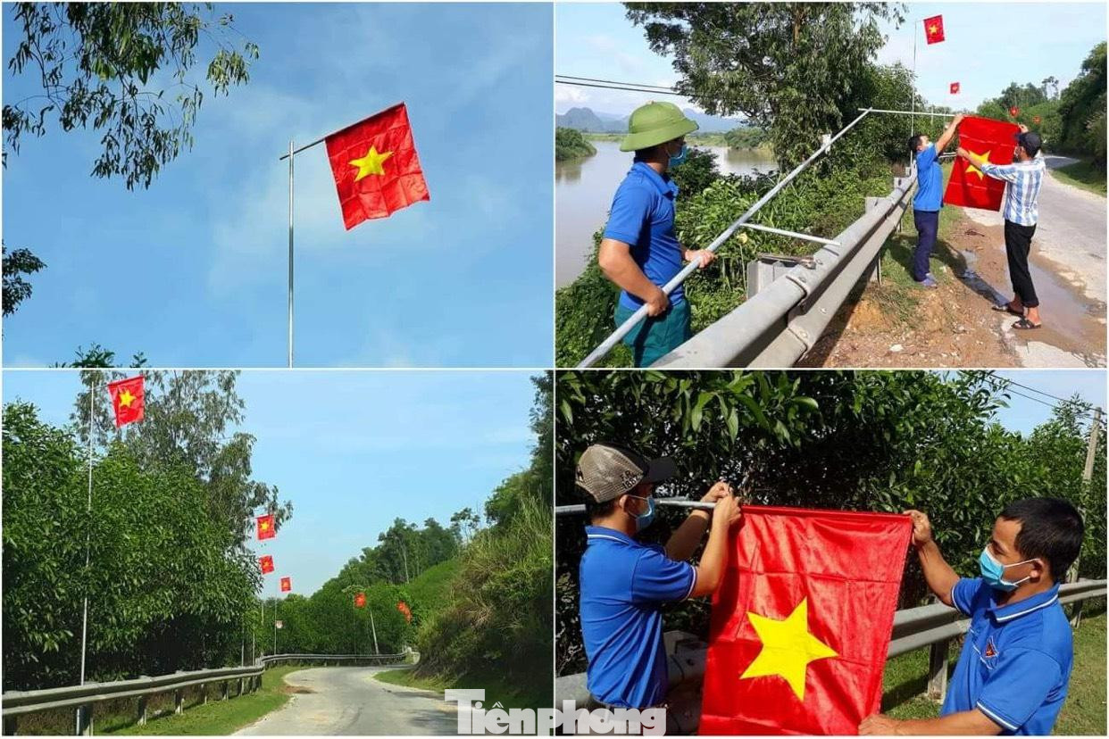 Tại các huyện miền núi Nghệ An, ĐVTN tham gia nhiệt tình, năng nổ. Những con đường đồi núi quanh co, uốn lượn được khoác lên mình "tấm áo" mới mừng Quốc khánh. Tại các huyện miền núi Nghệ An, ĐVTN tham gia nhiệt tình, năng nổ. Những con đường đồi núi quanh co, uốn lượn được khoác lên mình "tấm áo" mới mừng Quốc khánh.
