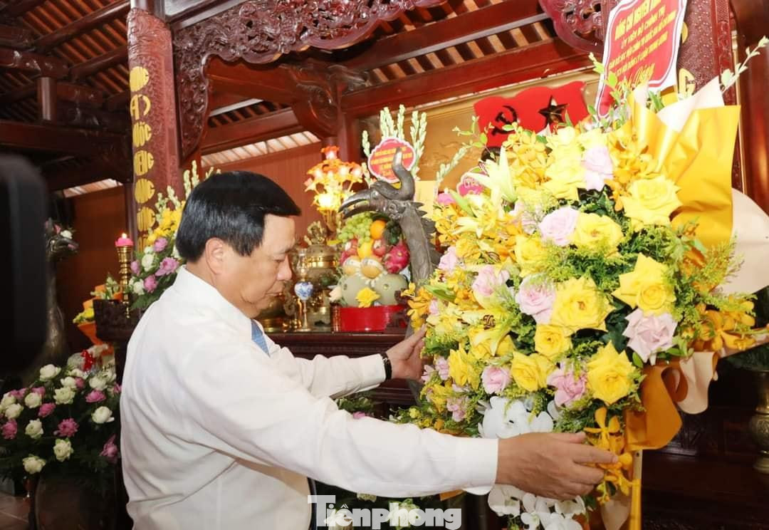 Đồng chí Nguyễn Xuân Thắng dâng hoa tưởng niệm Tổng Bí thư Lê Hồng Phong