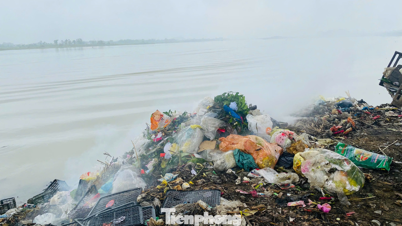 Bà Nguyễn Thị Tuyết, Chủ tịch UBND xã Long Xá cho biết: “Trước đây, xã đã phát hiện một số hộ dân đổ trộm rác thải ở khu vực này và đã tuyên truyền, nhắc nhở. Tuy nhiên, do tình trạng này tiếp tục tái diễn nên buộc phải áp dụng các biện pháp mạnh. Đầu tháng 3/2025, xã đã lập biên bản, xử phạt một số hộ dân về hành vi đổ rác bừa bãi. Địa phương cũng đã lắp đặt camera giám sát, biển cảnh báo để ngăn chặn”. Bà Nguyễn Thị Tuyết, Chủ tịch UBND xã Long Xá cho biết: “Trước đây, xã đã phát hiện một số hộ dân đổ trộm rác thải ở khu vực này và đã tuyên truyền, nhắc nhở. Tuy nhiên, do tình trạng này tiếp tục tái diễn nên buộc phải áp dụng các biện pháp mạnh. Đầu tháng 3/2025, xã đã lập biên bản, xử phạt một số hộ dân về hành vi đổ rác bừa bãi. Địa phương cũng đã lắp đặt camera giám sát, biển cảnh báo để ngăn chặn”.