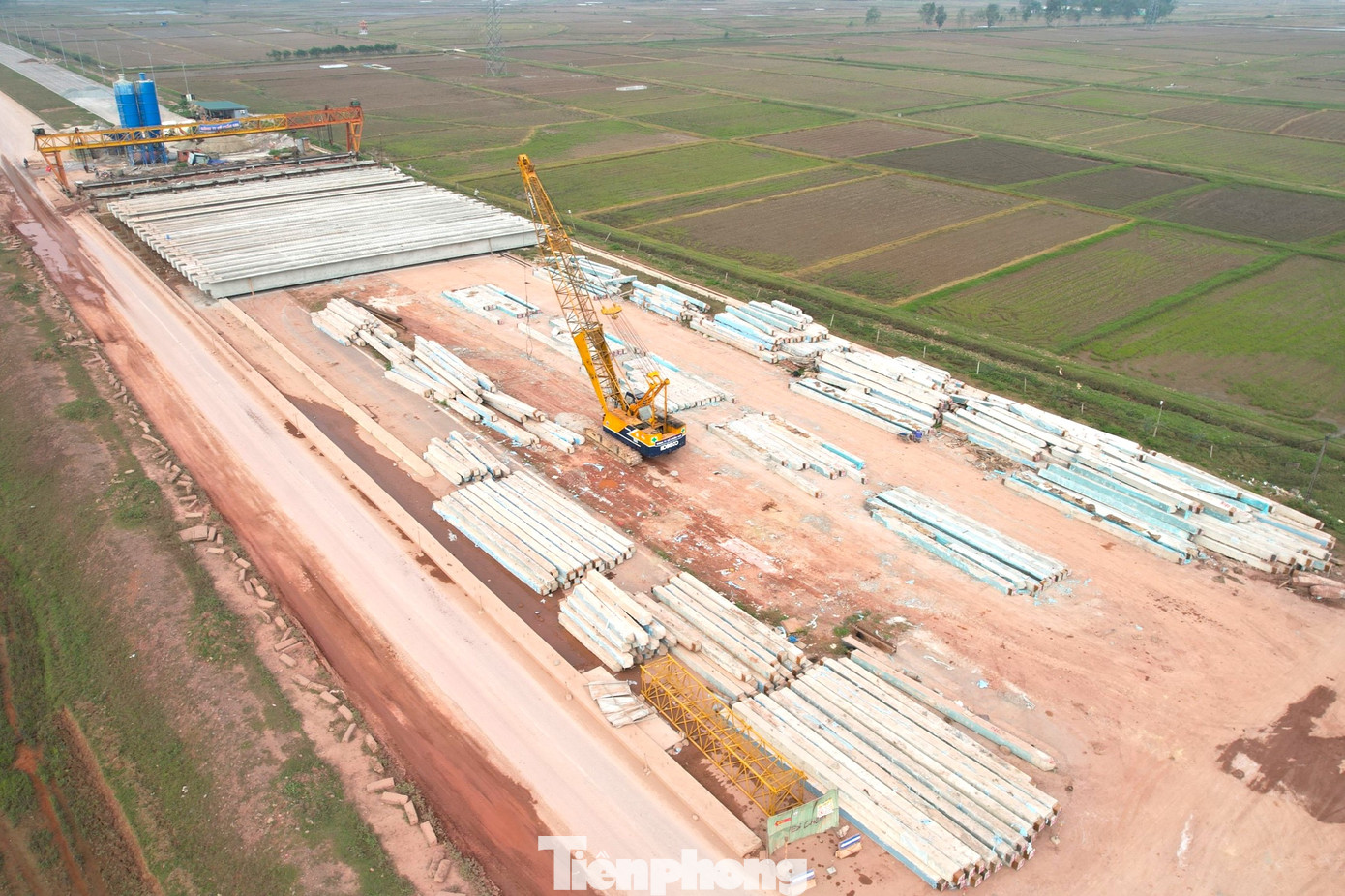 Cầu vượt N2 (thuộc địa phận xã Diễn Phú, huyện Diễn Châu) có chiều dài khoảng 200m, kết cấu phần trên gồm 5 nhịp dầm, kết cấu phần dưới gồm 2 mố và 4 trụ do nhà thầu Công ty Cổ phần 456 thi công. Hiện, đơn vị thi công đã đúc được 27 phiến dầm/50 phiến và tiếp tục thi công đúc các phiến dầm còn lại. Cầu vượt N2 (thuộc địa phận xã Diễn Phú, huyện Diễn Châu) có chiều dài khoảng 200m, kết cấu phần trên gồm 5 nhịp dầm, kết cấu phần dưới gồm 2 mố và 4 trụ do nhà thầu Công ty Cổ phần 456 thi công. Hiện, đơn vị thi công đã đúc được 27 phiến dầm/50 phiến và tiếp tục thi công đúc các phiến dầm còn lại.